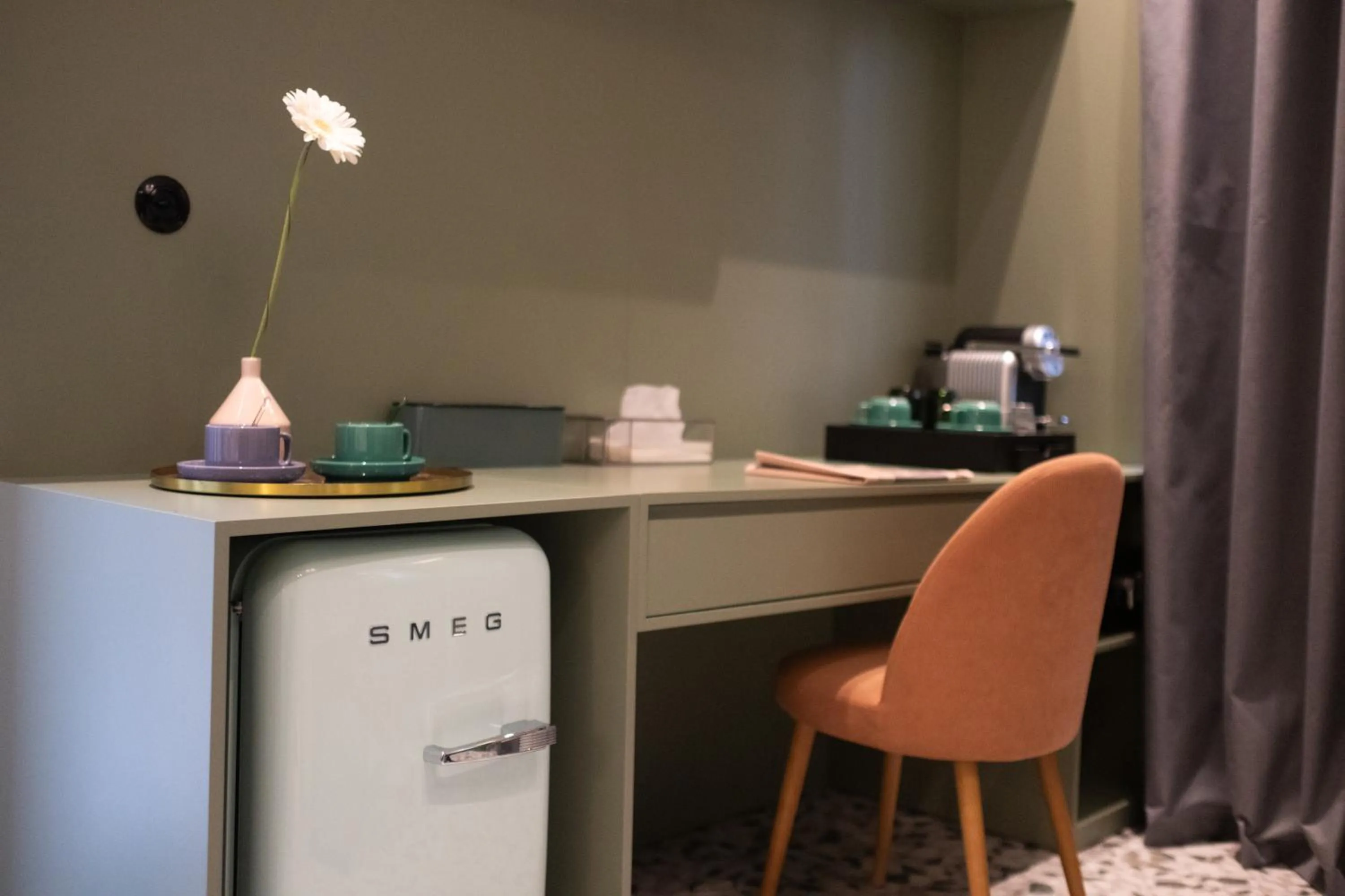 Photo of the whole room in Athens Retro