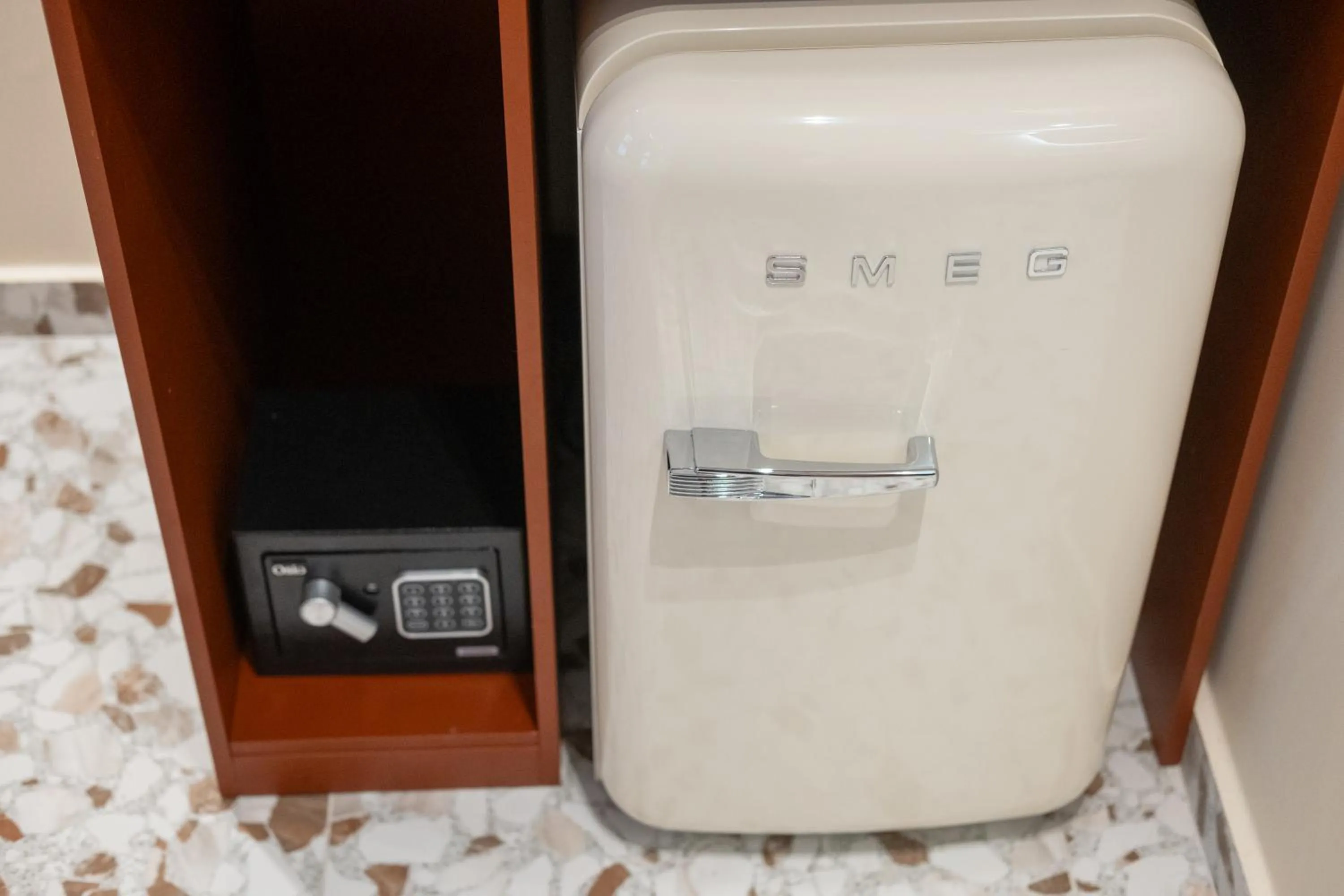 Photo of the whole room in Athens Retro