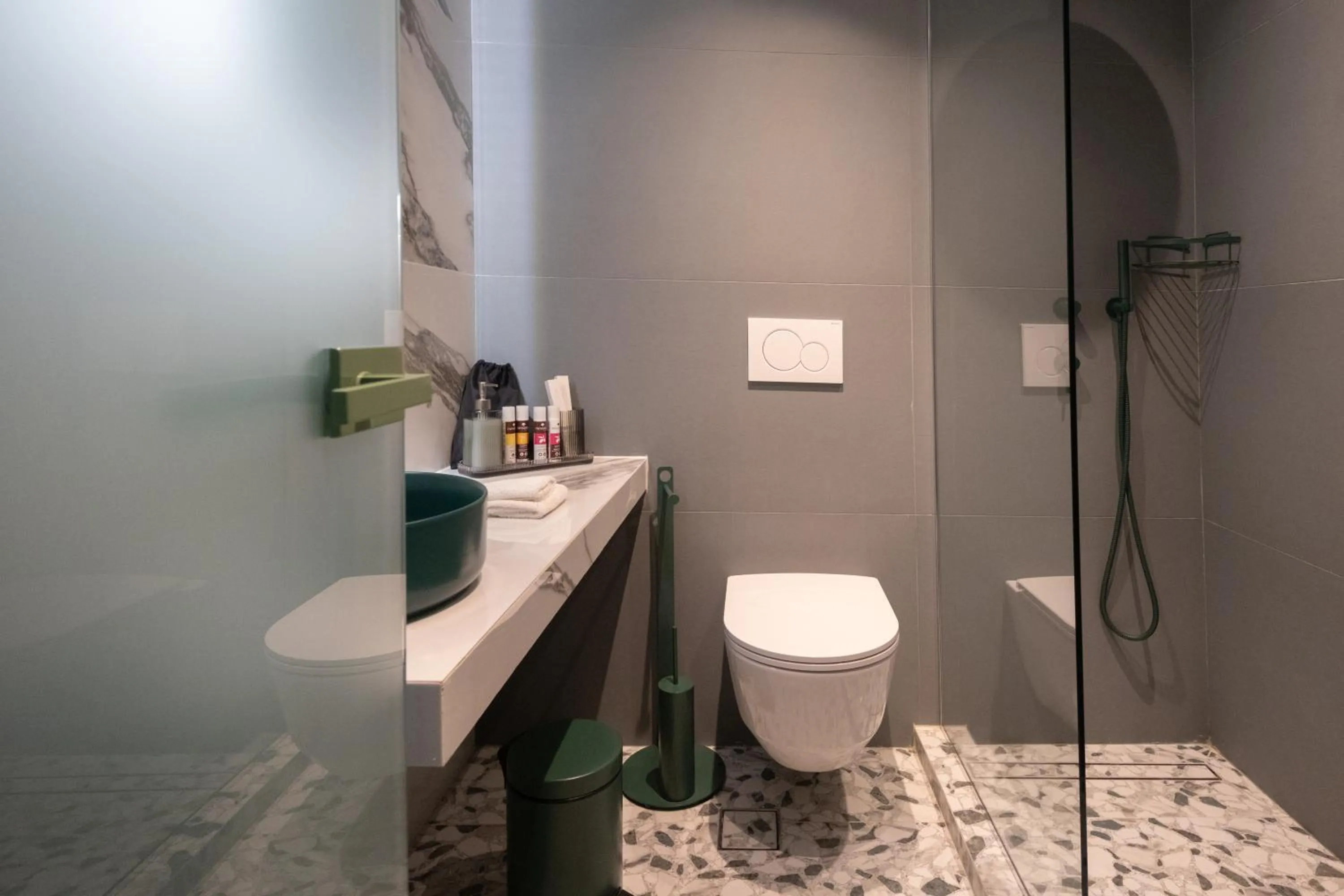 Shower in Athens Retro