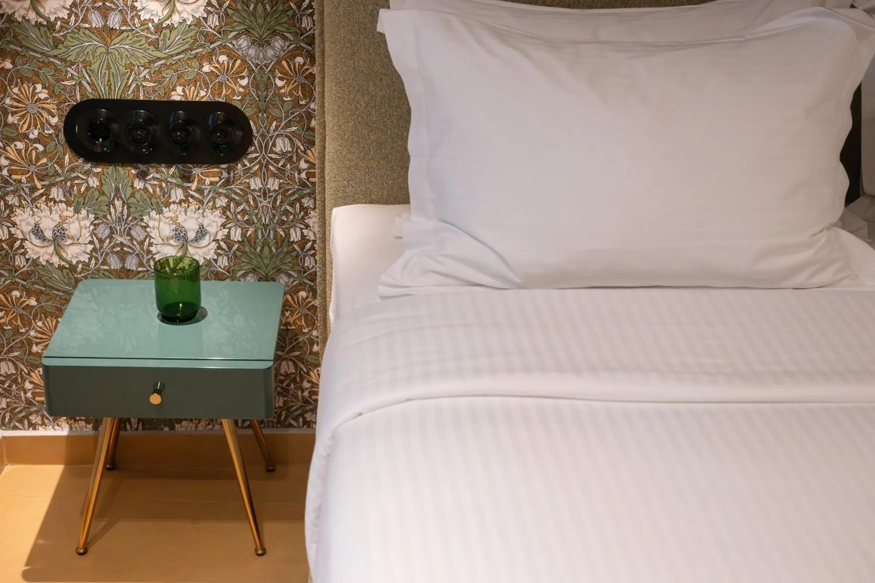 Facility for disabled guests, Bed in Athens Retro