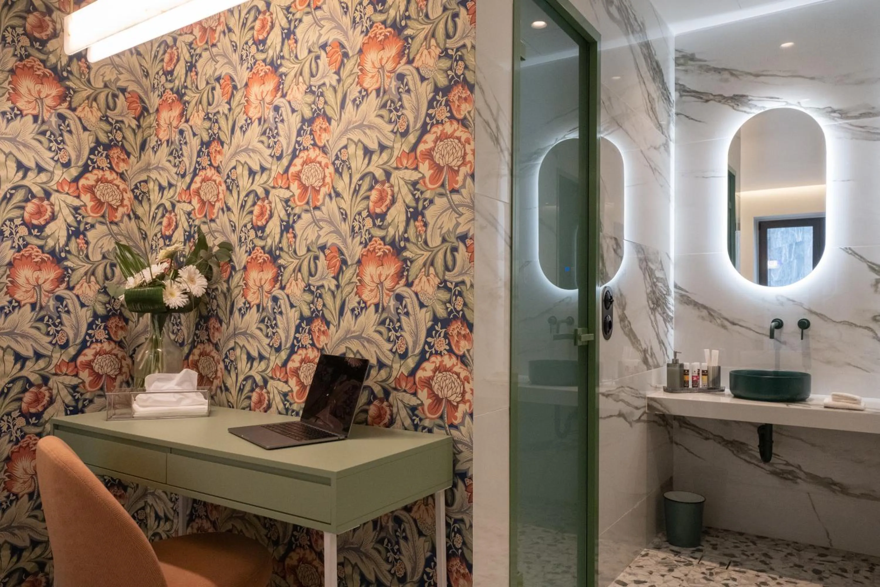 Bathroom in Athens Retro