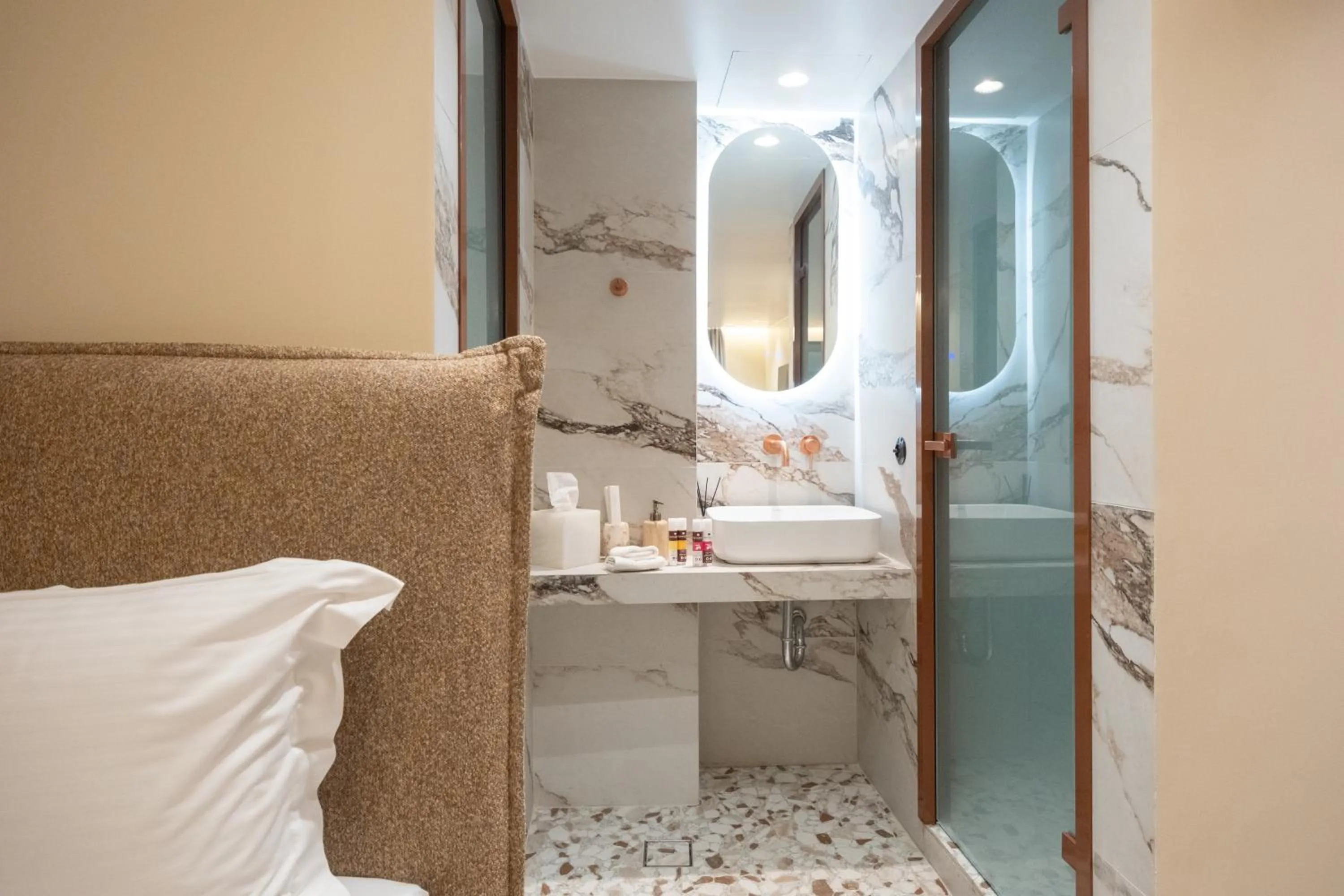 Shower, Bed in Athens Retro