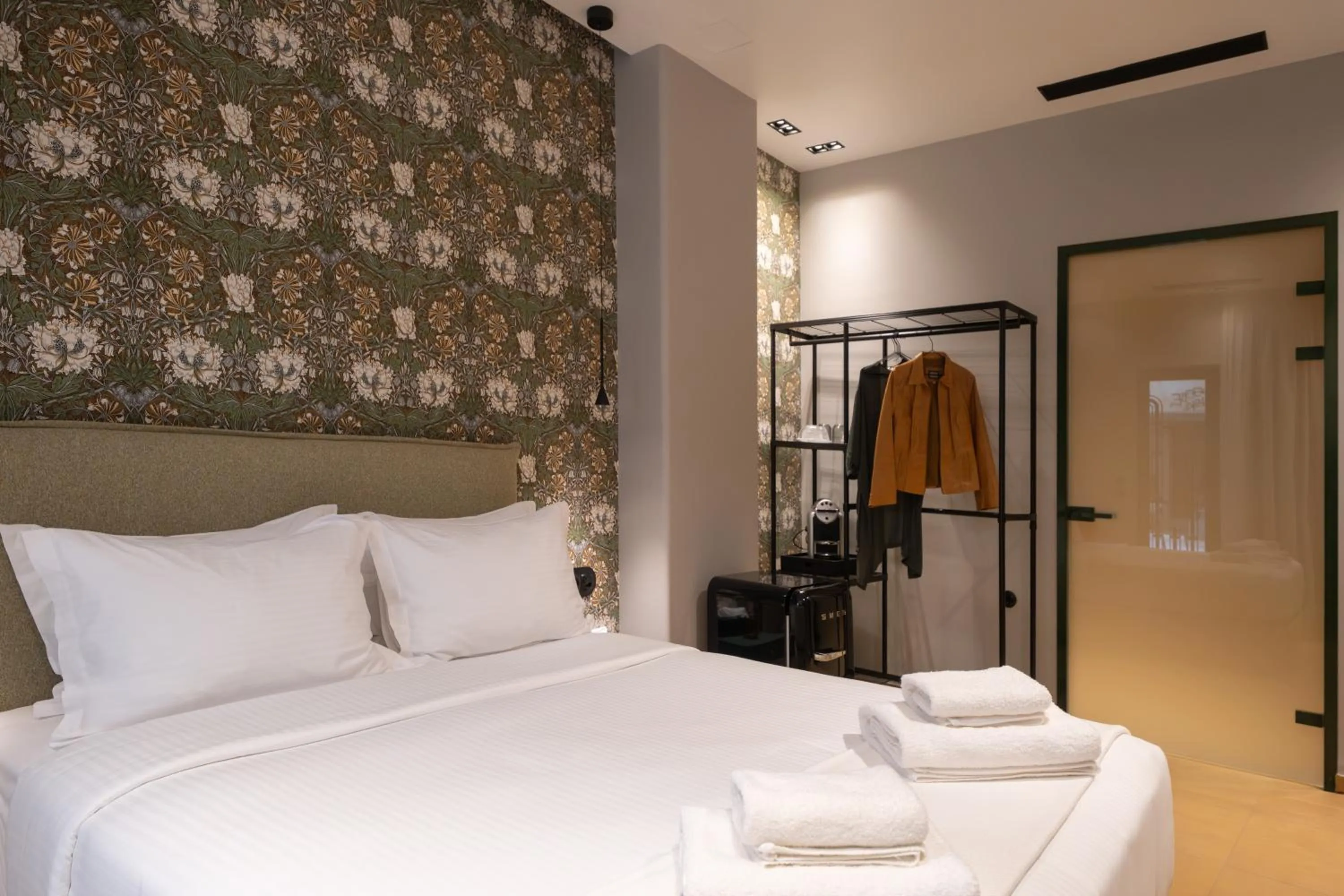 Facility for disabled guests, Bed in Athens Retro