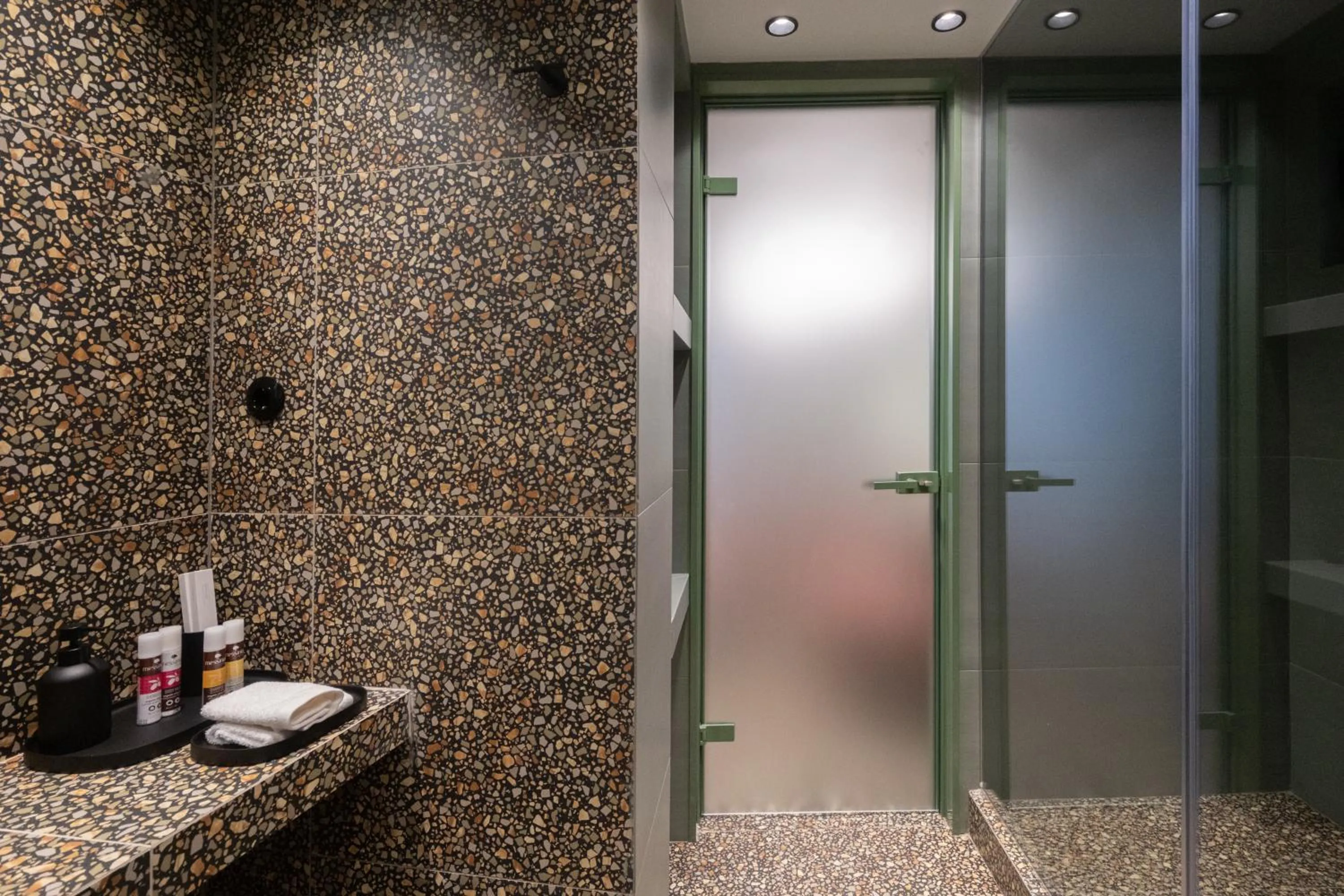 Bathroom in Athens Retro