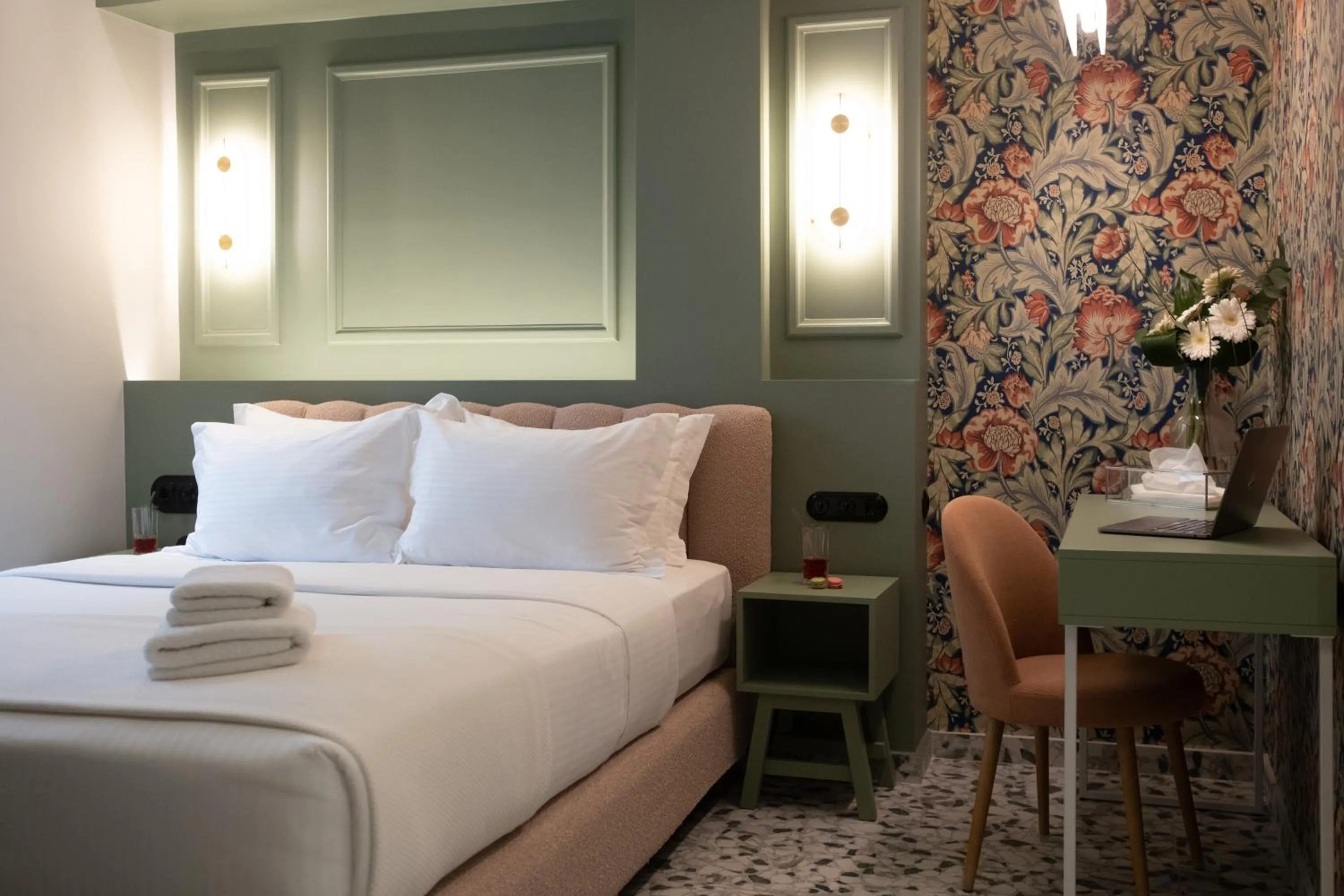 Photo of the whole room, Bed in Athens Retro