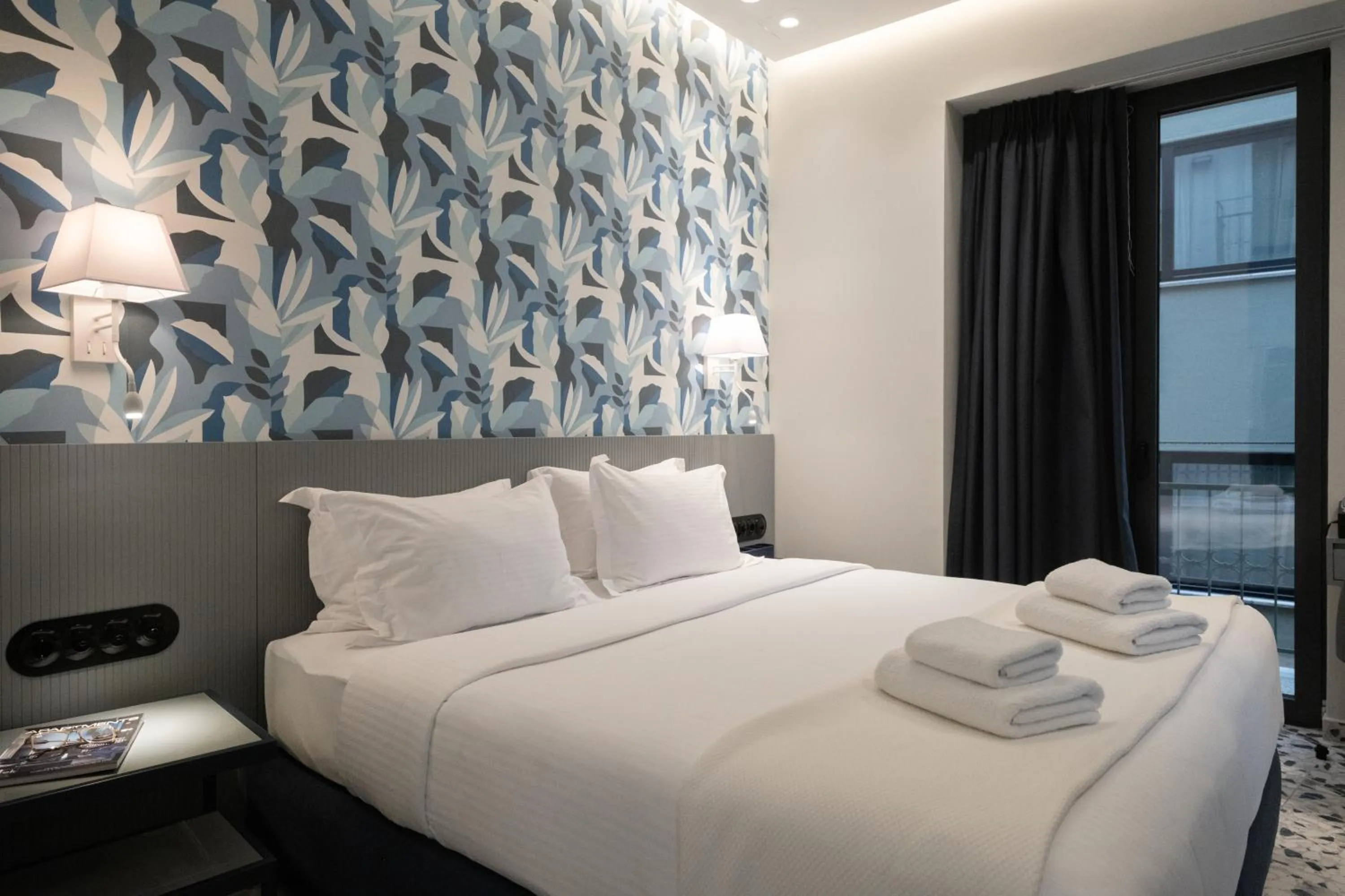 Photo of the whole room, Bed in Athens Retro