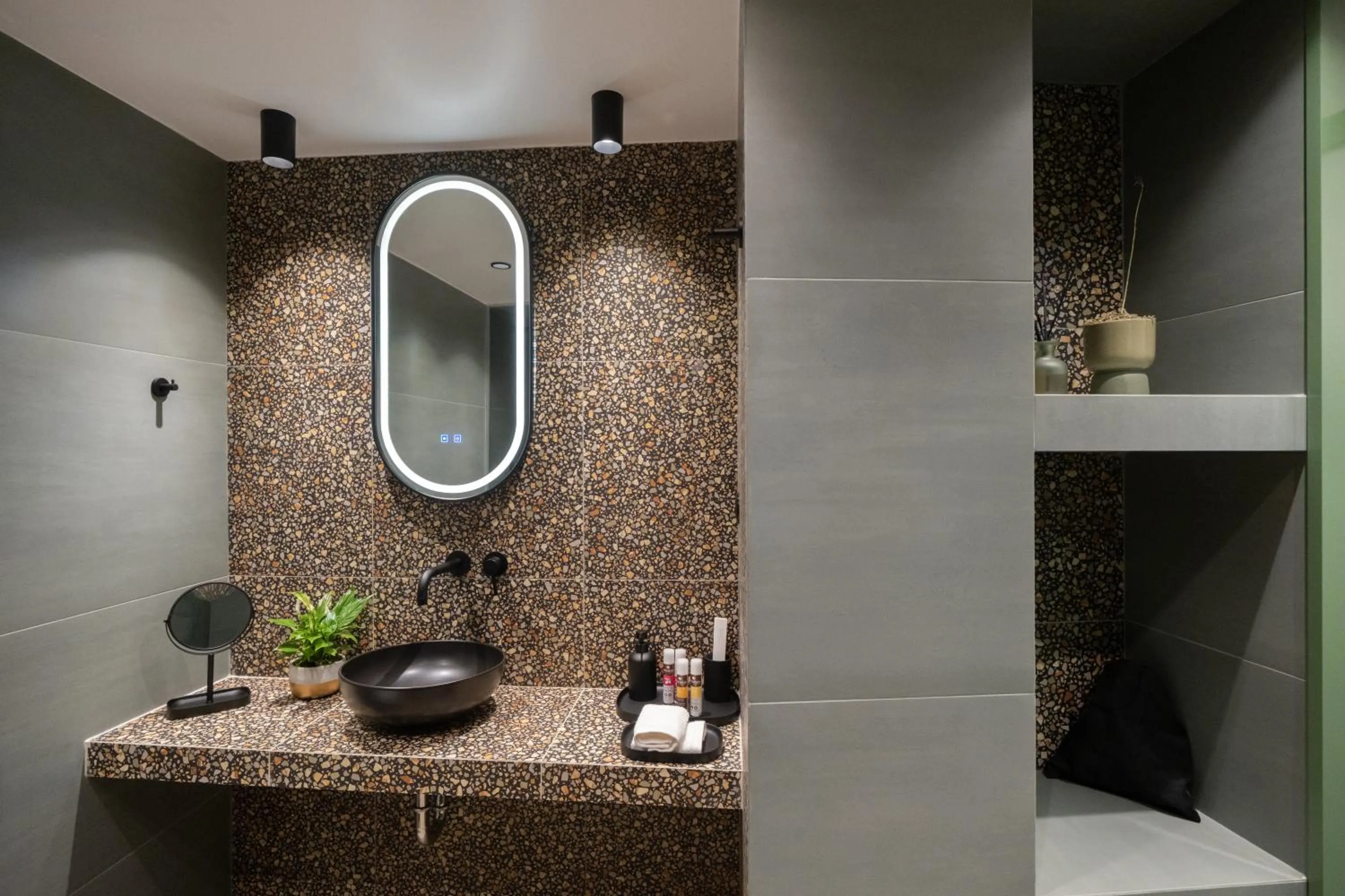 Bathroom in Athens Retro