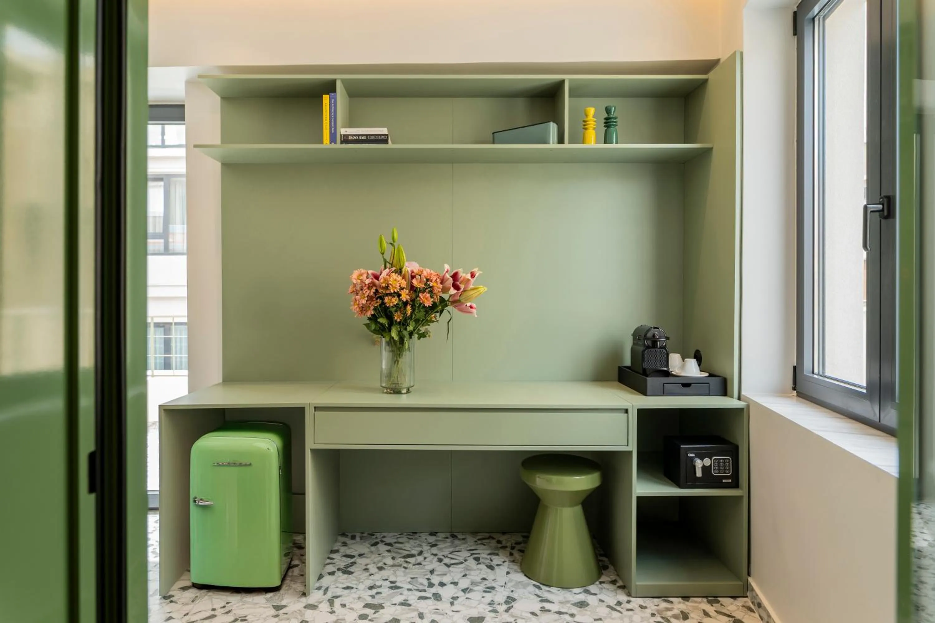 Photo of the whole room in Athens Retro