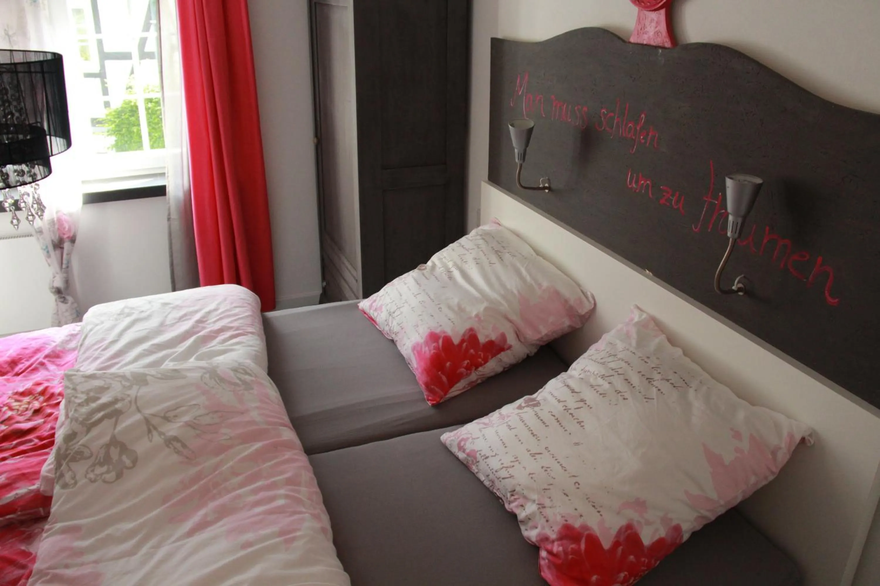 Photo of the whole room, Bed in Sallinghaus