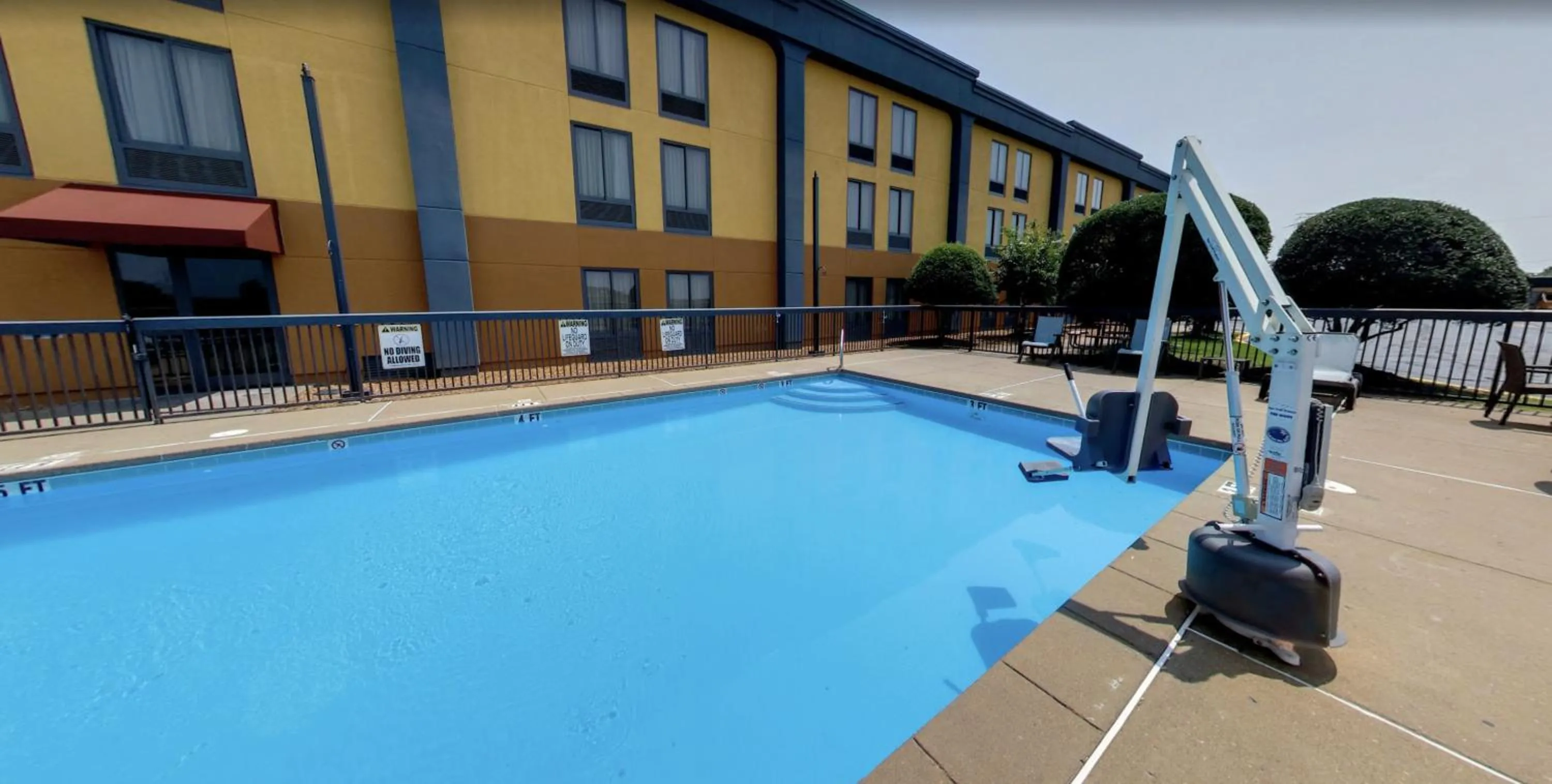 Swimming pool in CASINO INN AND SUITES TUNICA RESORTs