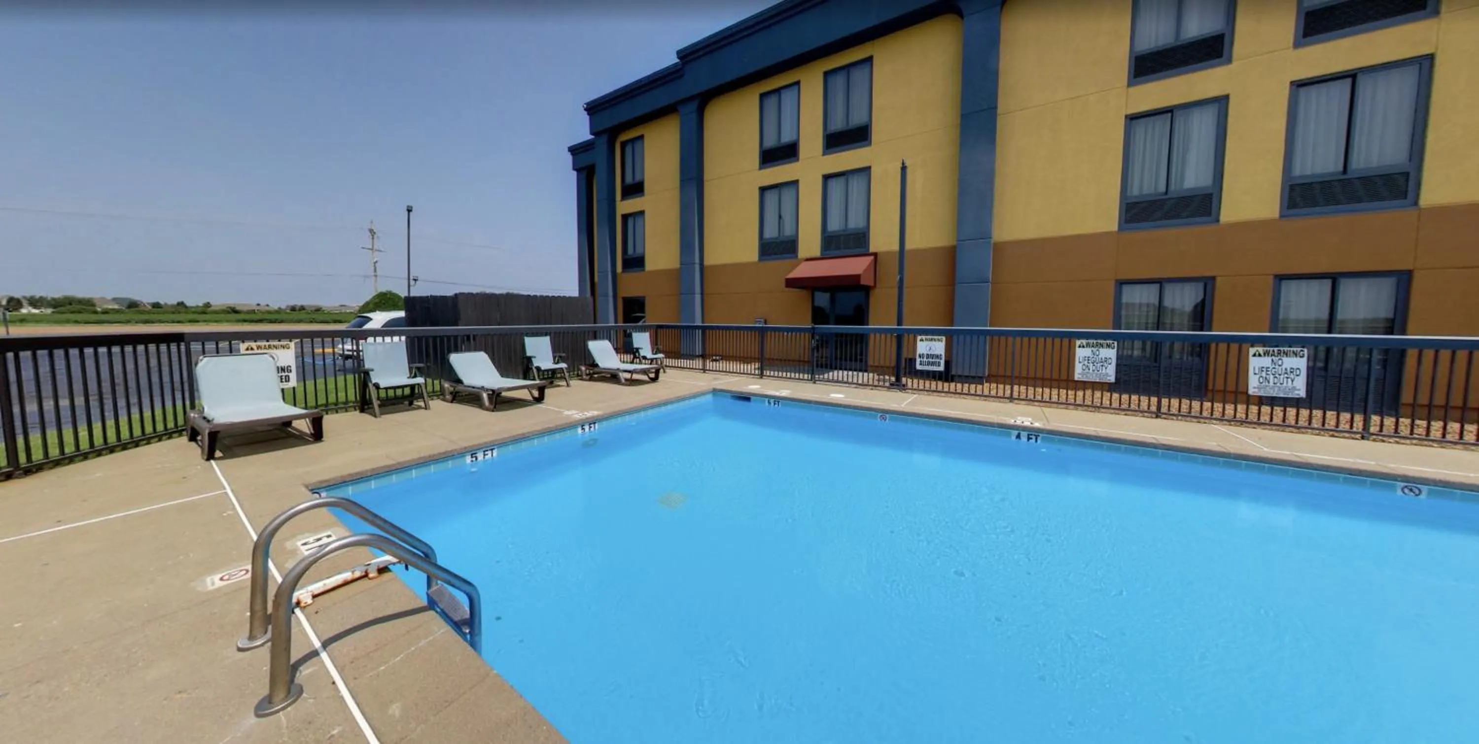 Swimming pool in CASINO INN AND SUITES TUNICA RESORTs