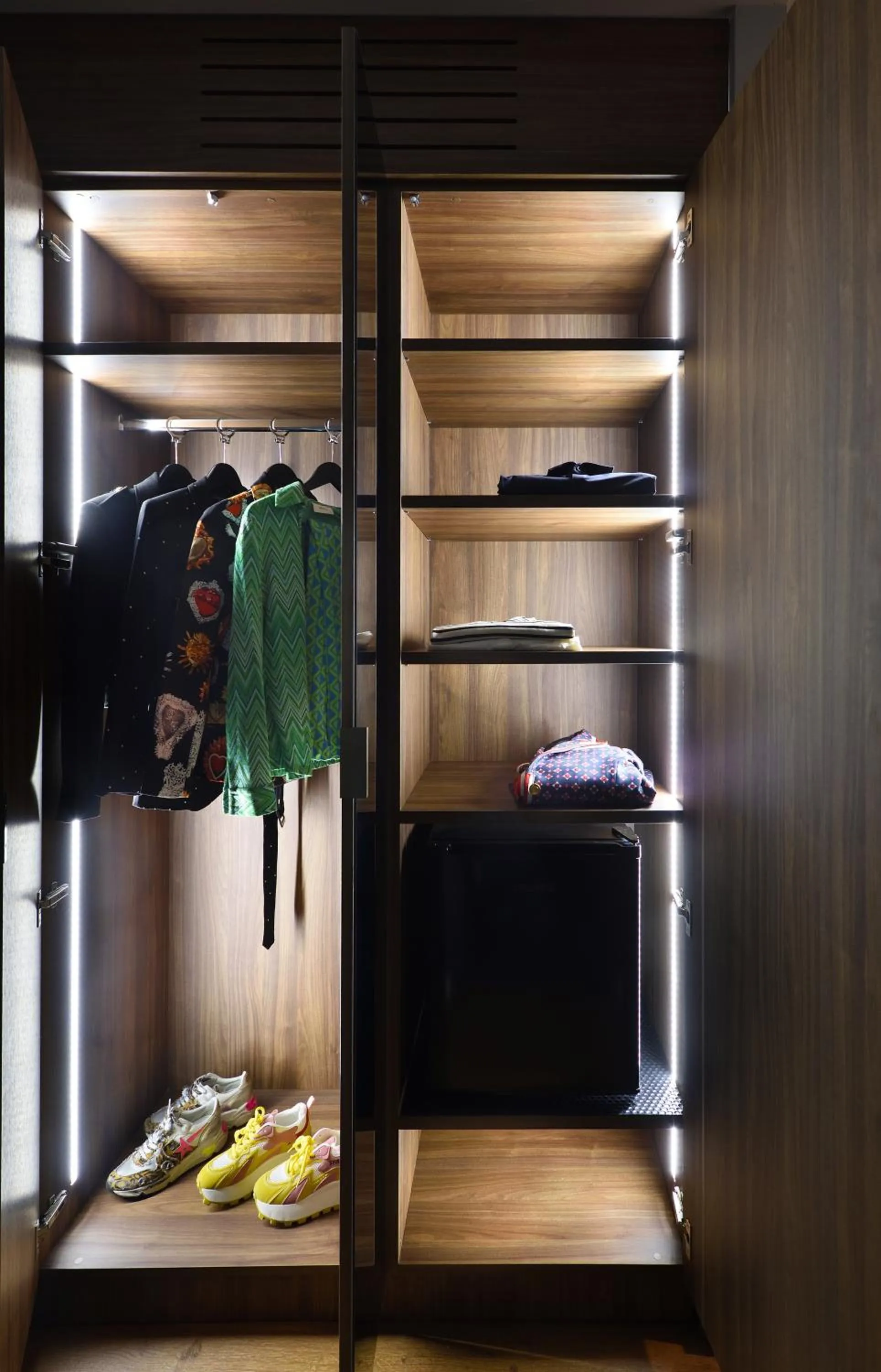 wardrobe in The Oscar Olympic Hotel