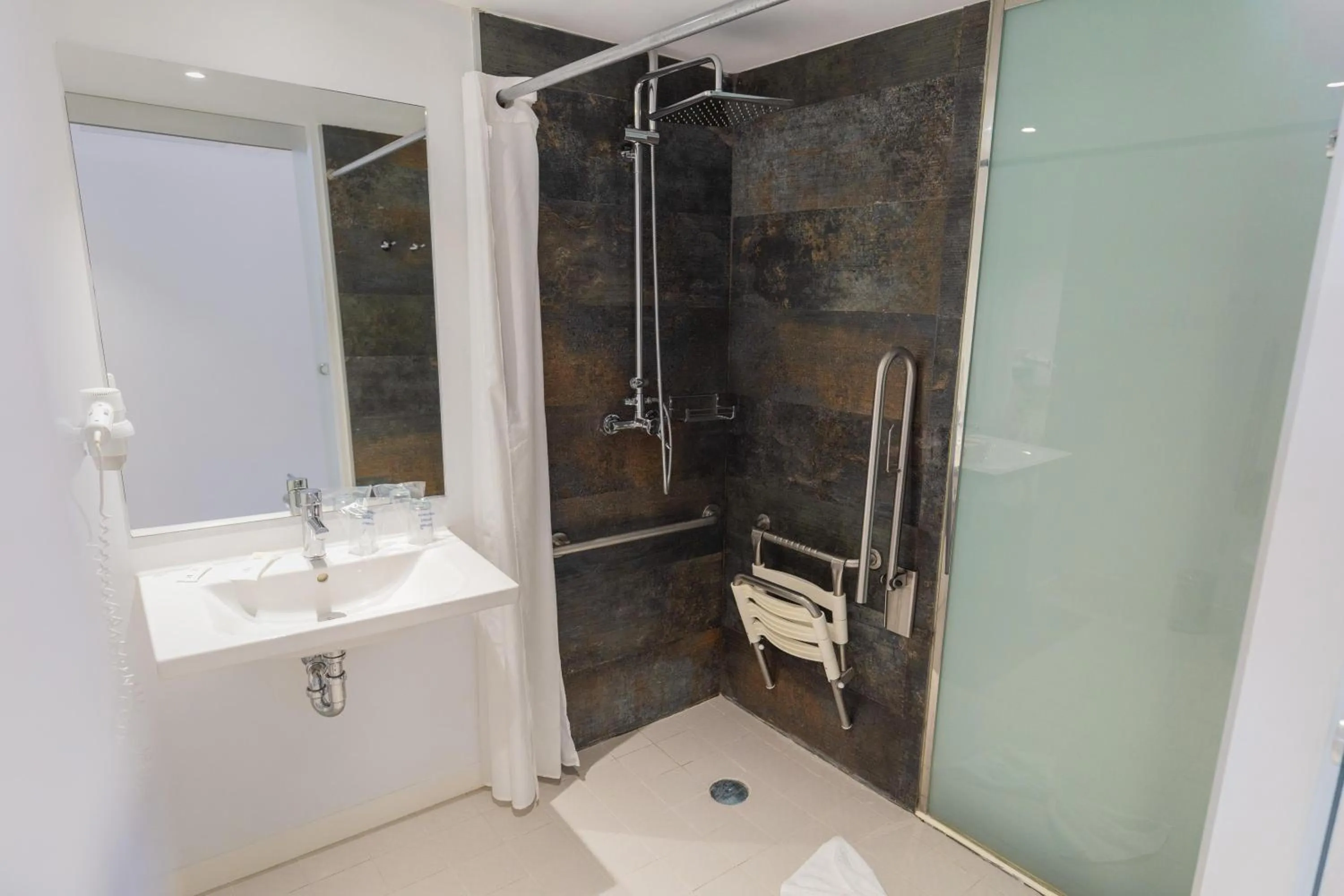 Shower in BQ Cala Ratjada