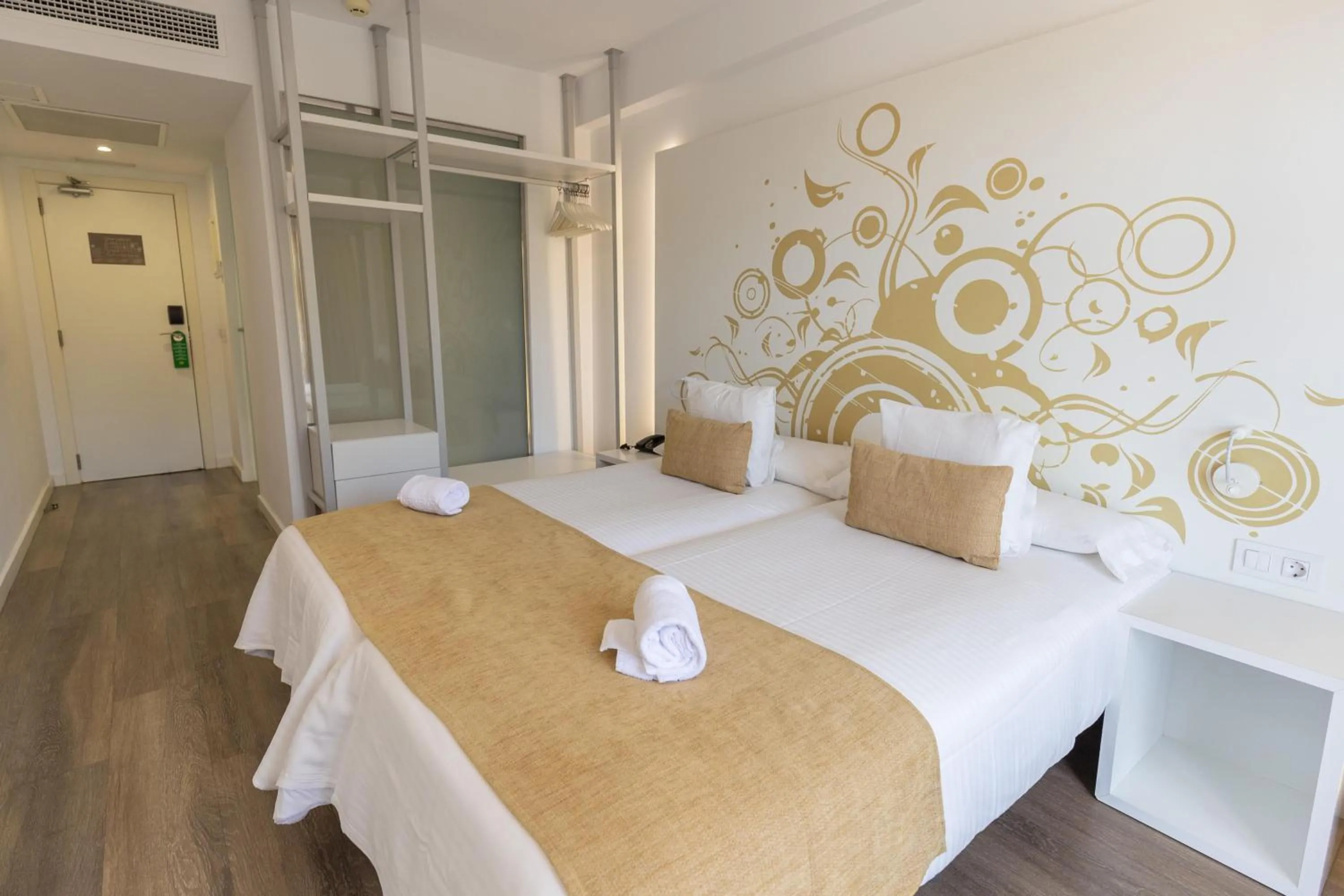 Photo of the whole room, Bed in BQ Cala Ratjada