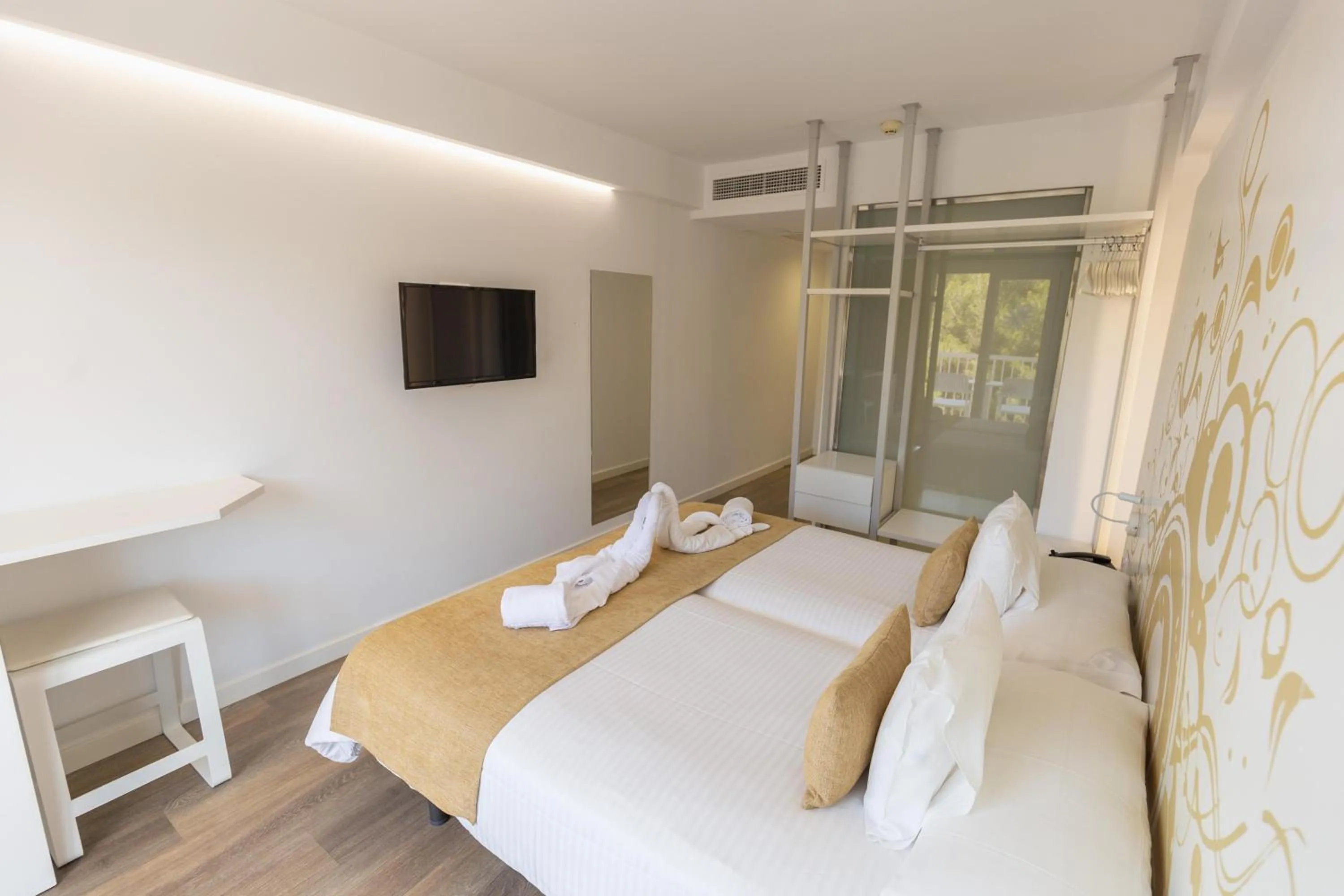 Photo of the whole room, Bed in BQ Cala Ratjada