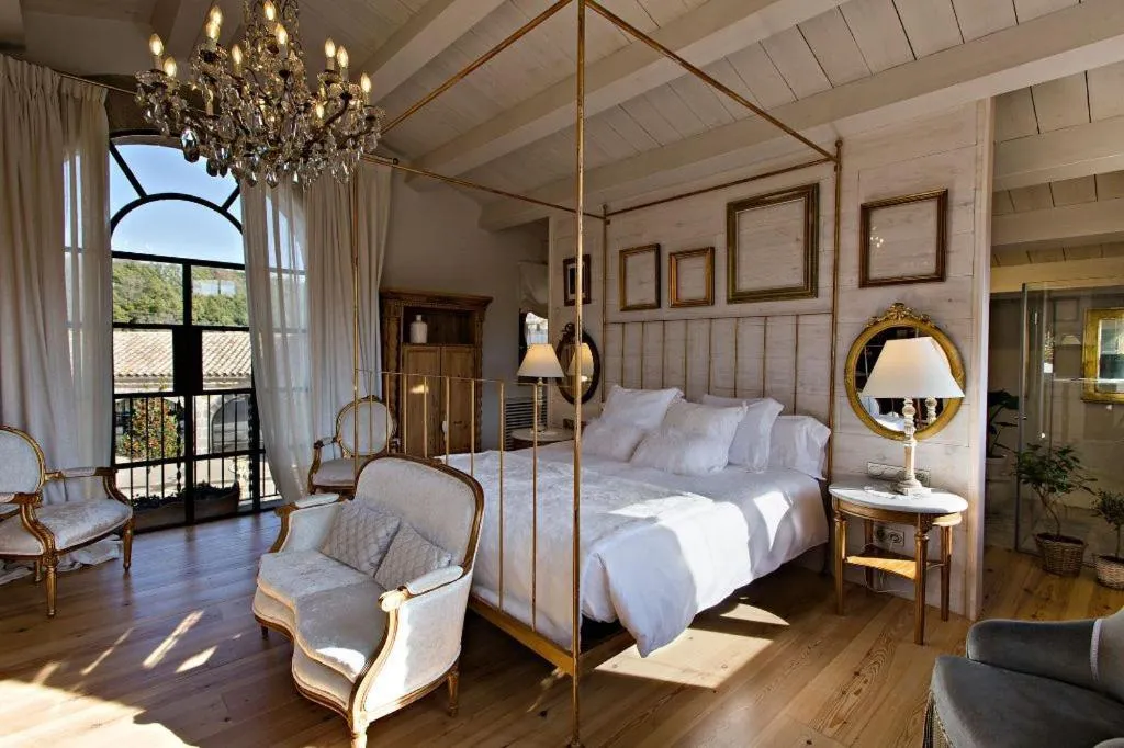 Photo of the whole room, Bed in La Vella Farga Hotel