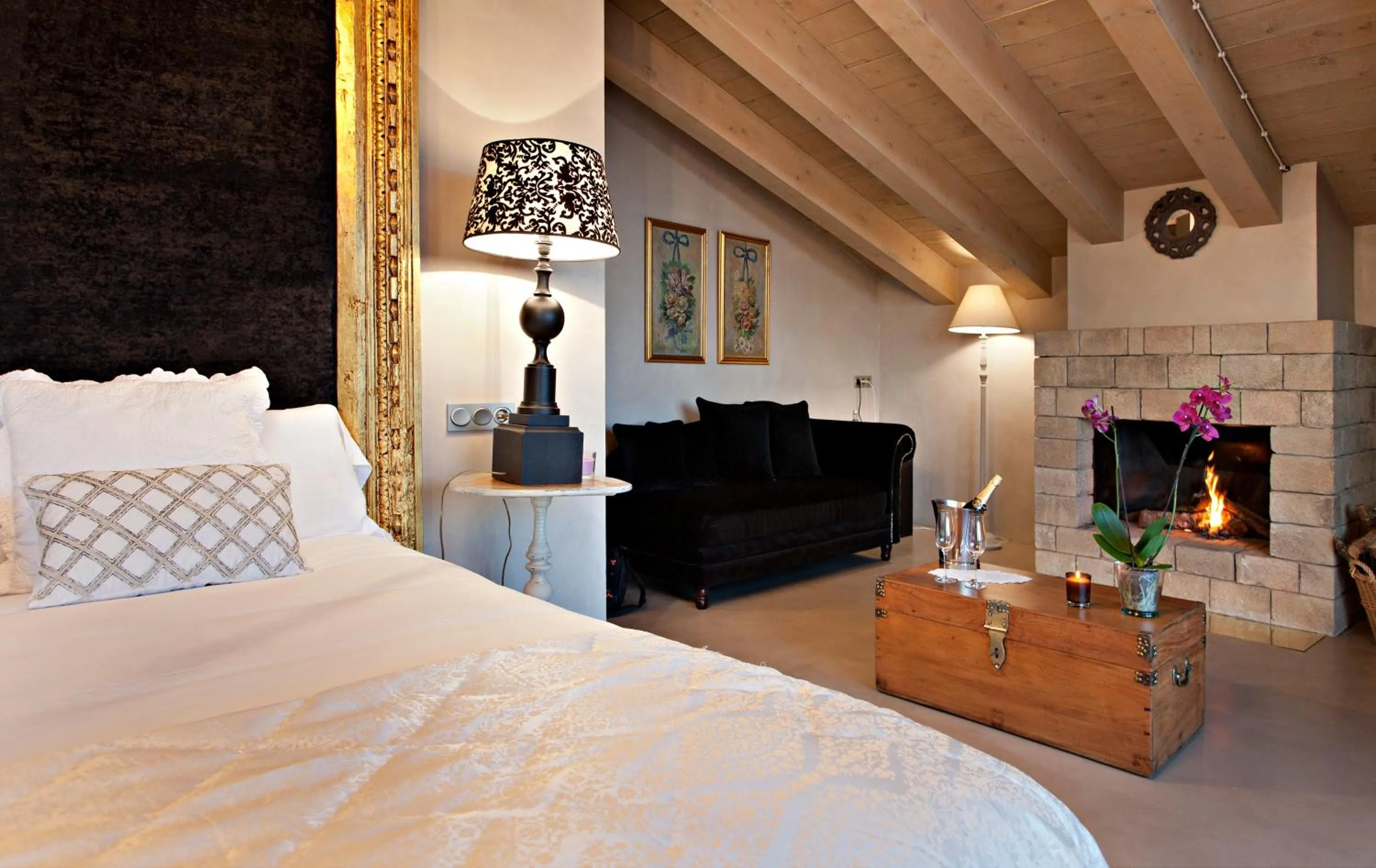 Property building, Bed in La Vella Farga Hotel