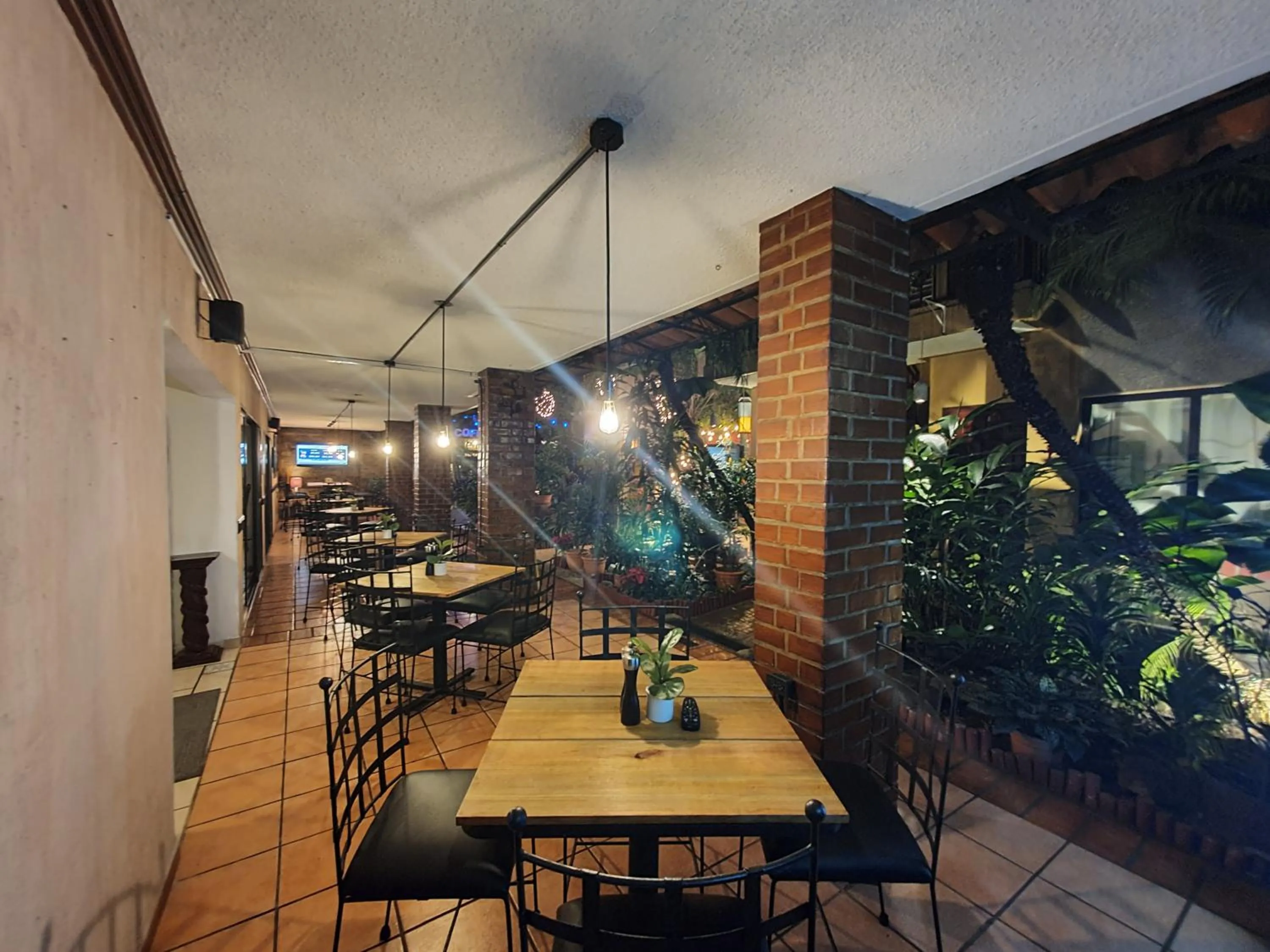 Restaurant/places to eat in Humuya Inn