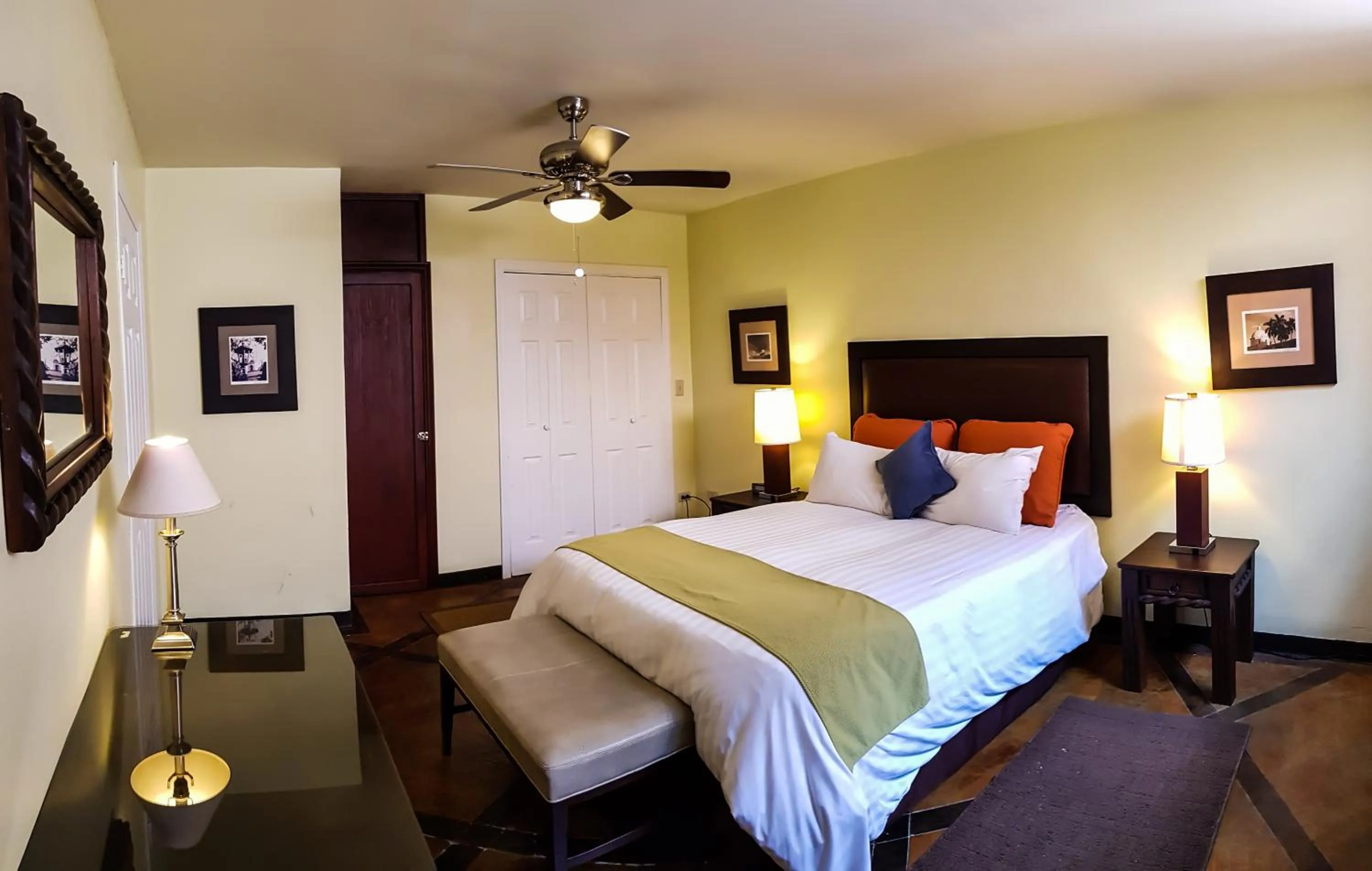 Staff, Bed in Humuya Inn