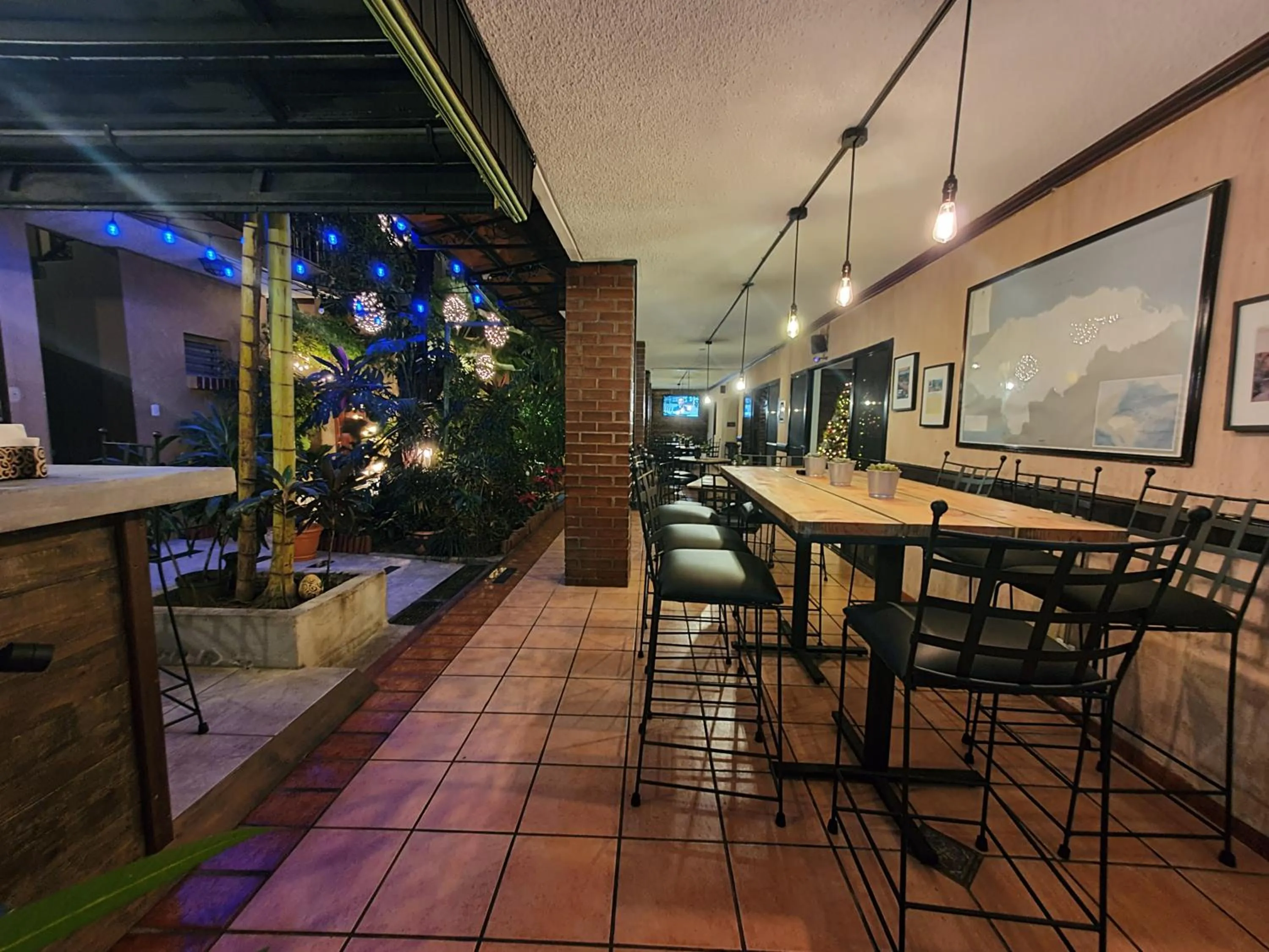 Restaurant/places to eat in Humuya Inn