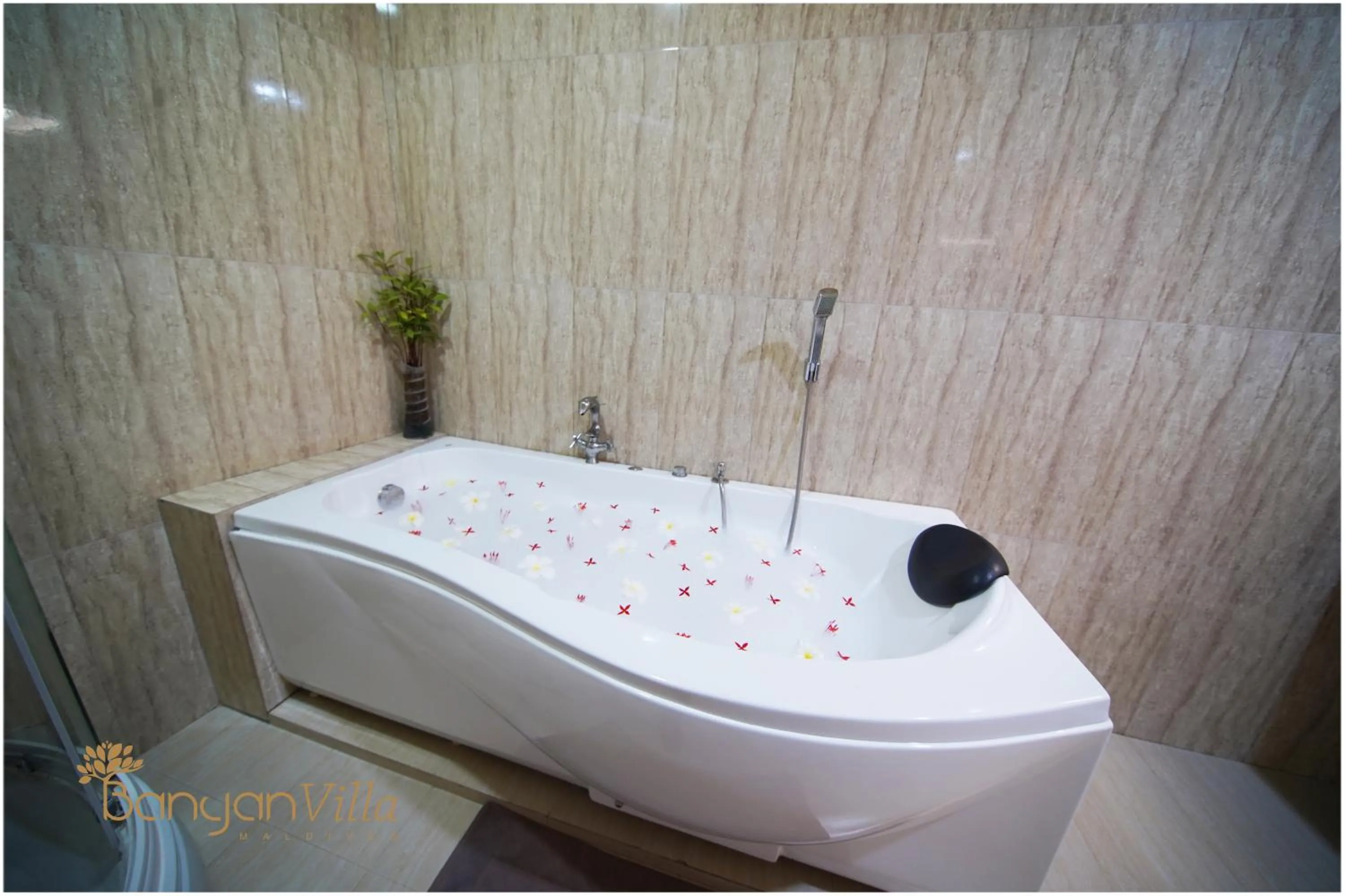 Hot Tub in Banyan Villa Maldives Dhangethi