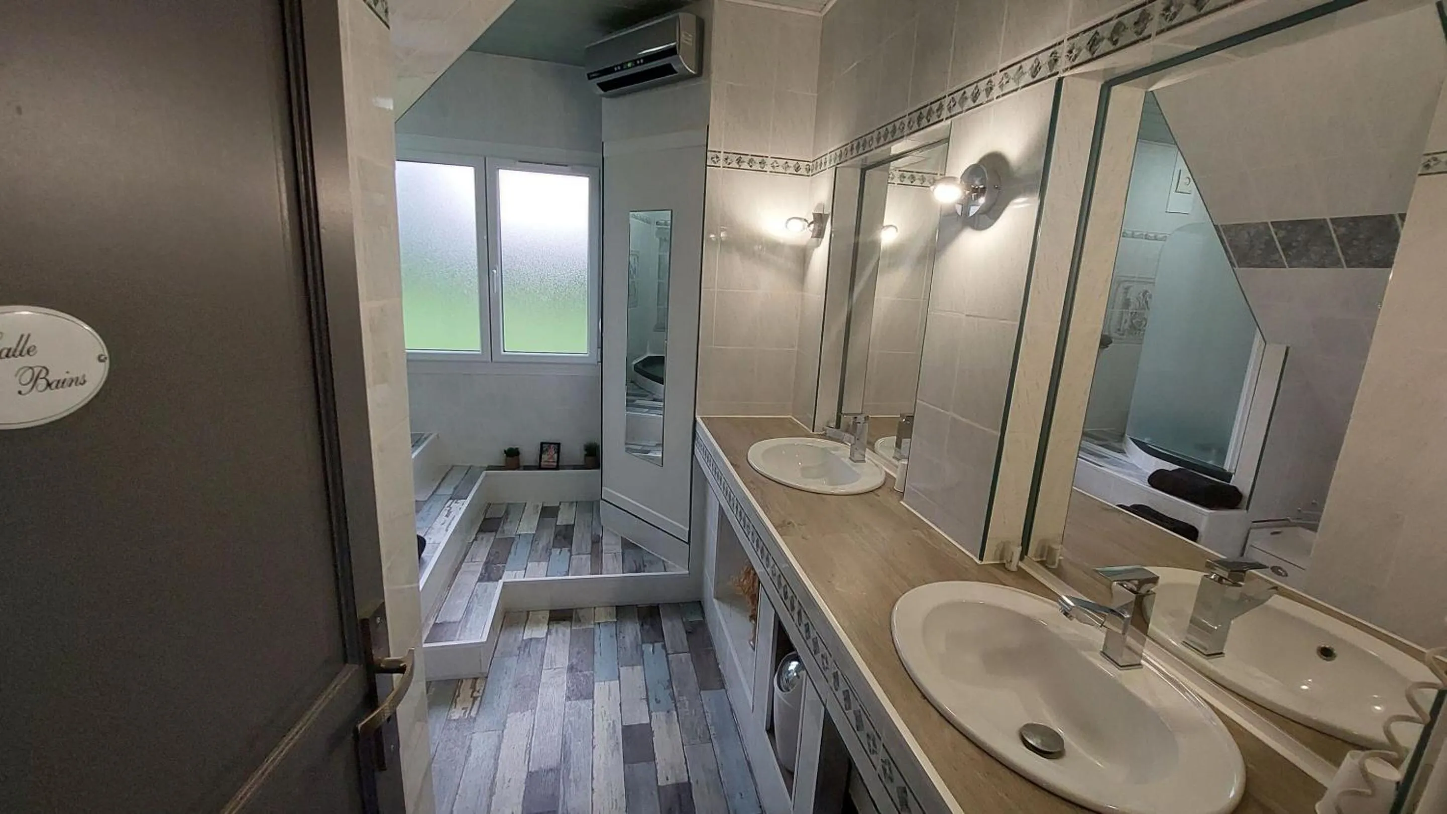 Bathroom in La Longère Des Nuits De Varenne