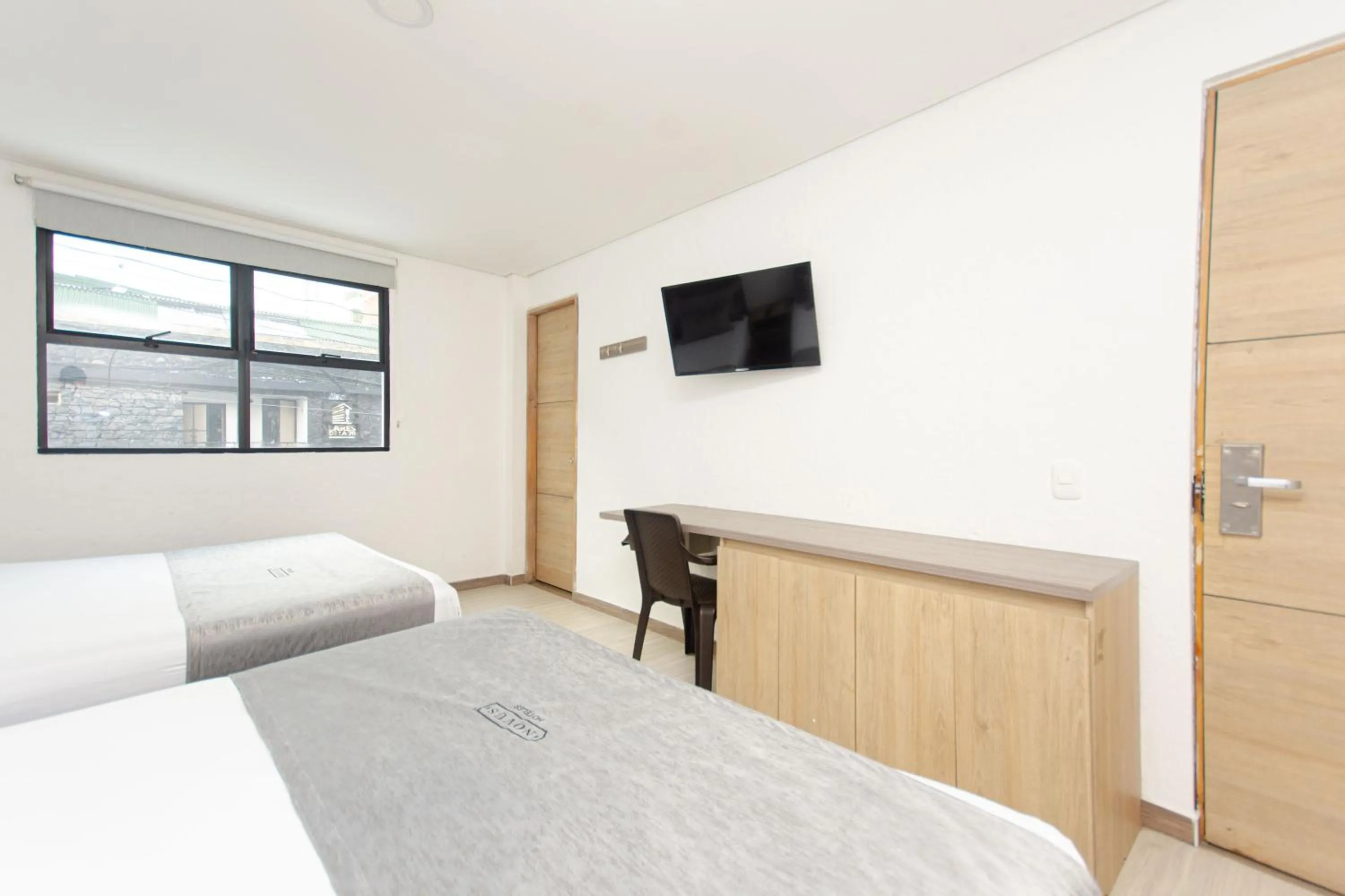 Bedroom, Bed in Novus Laureles