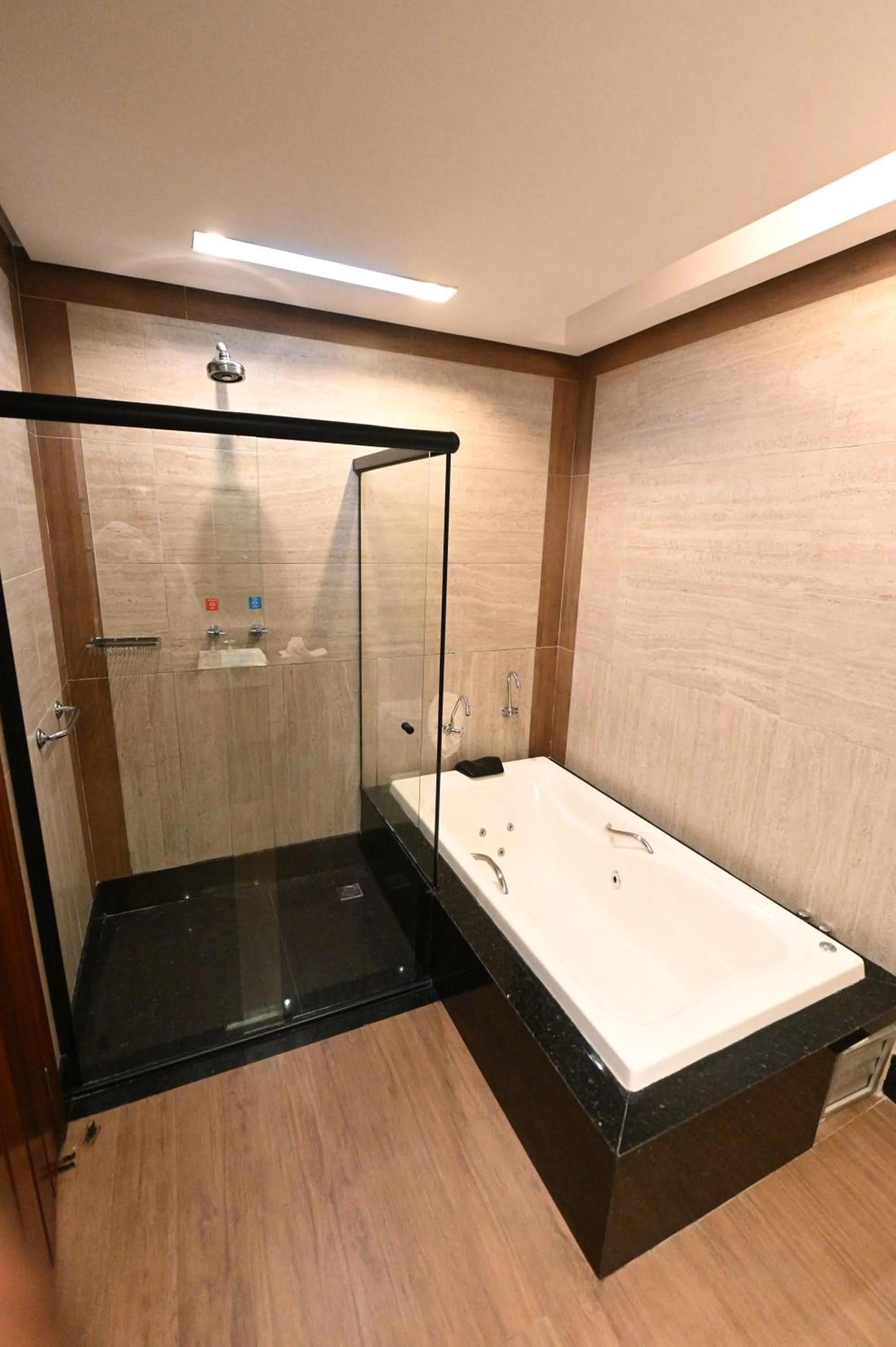 Shower in Atrium Hotel Quinta De Pedras