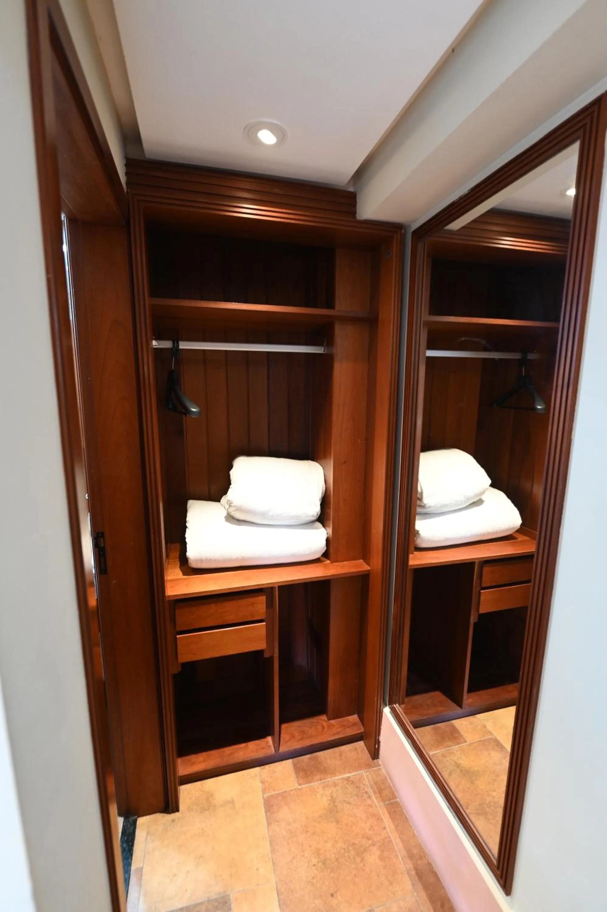 wardrobe, Bed in Atrium Hotel Quinta De Pedras