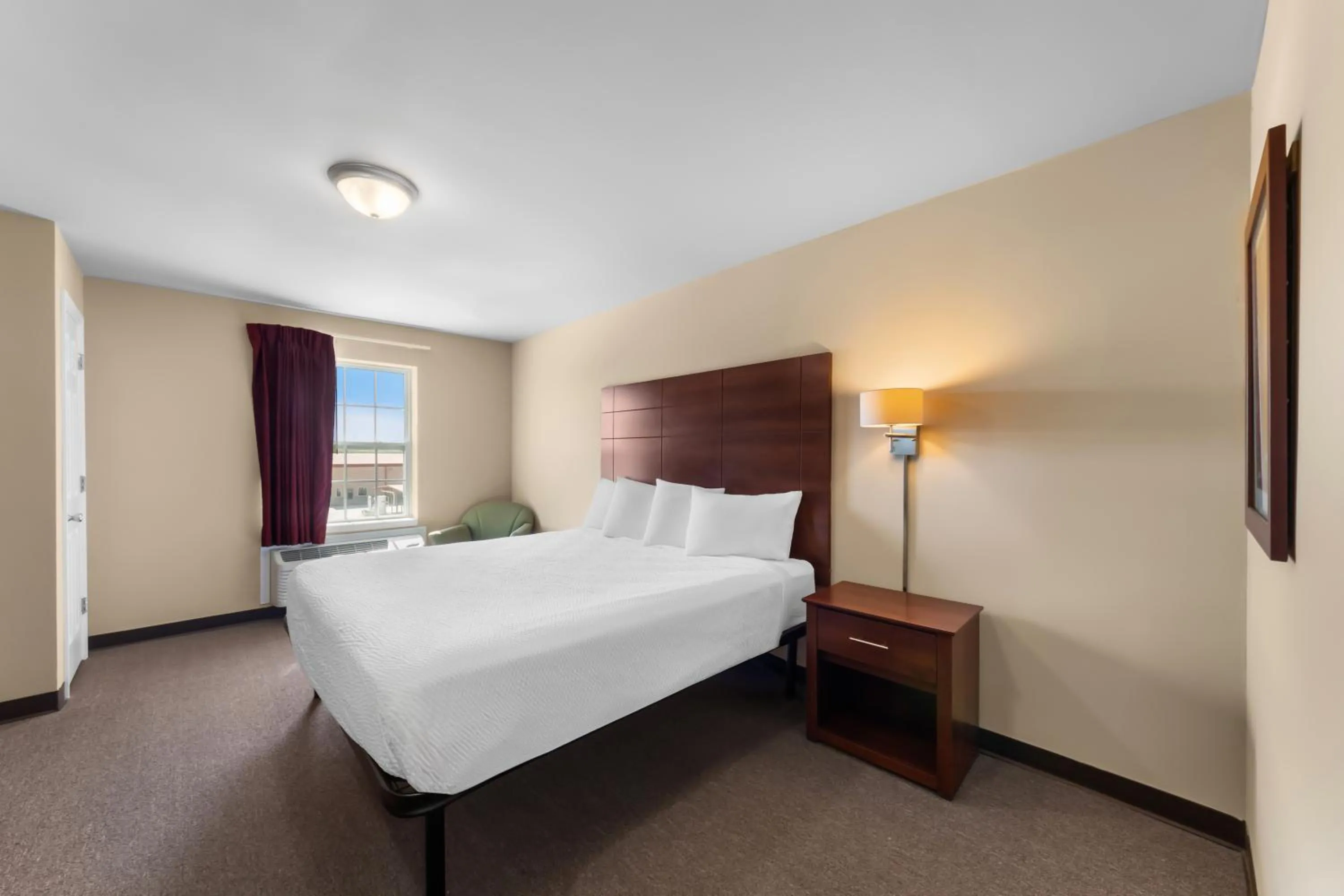 Bedroom, Bed in Risewell Kitchen Suites Pleasanton