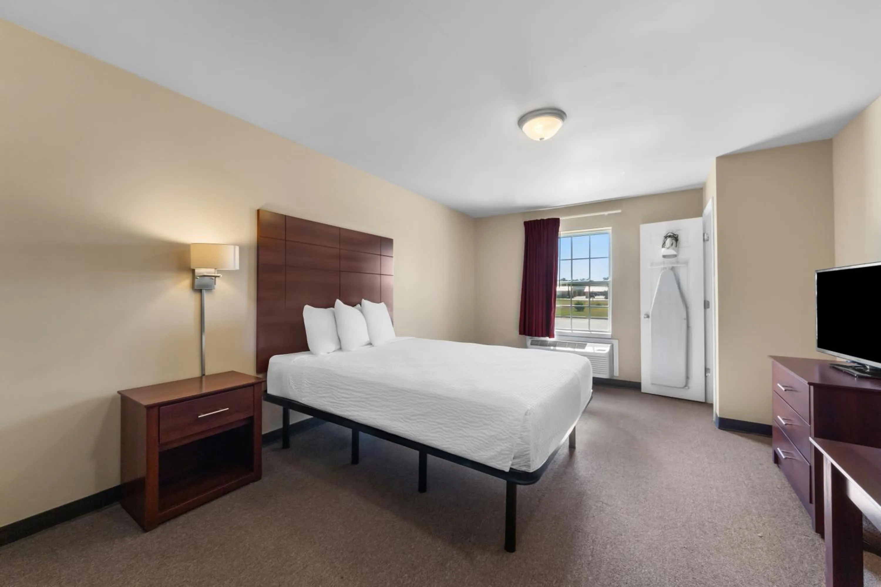 Bedroom, Bed in Risewell Kitchen Suites Pleasanton