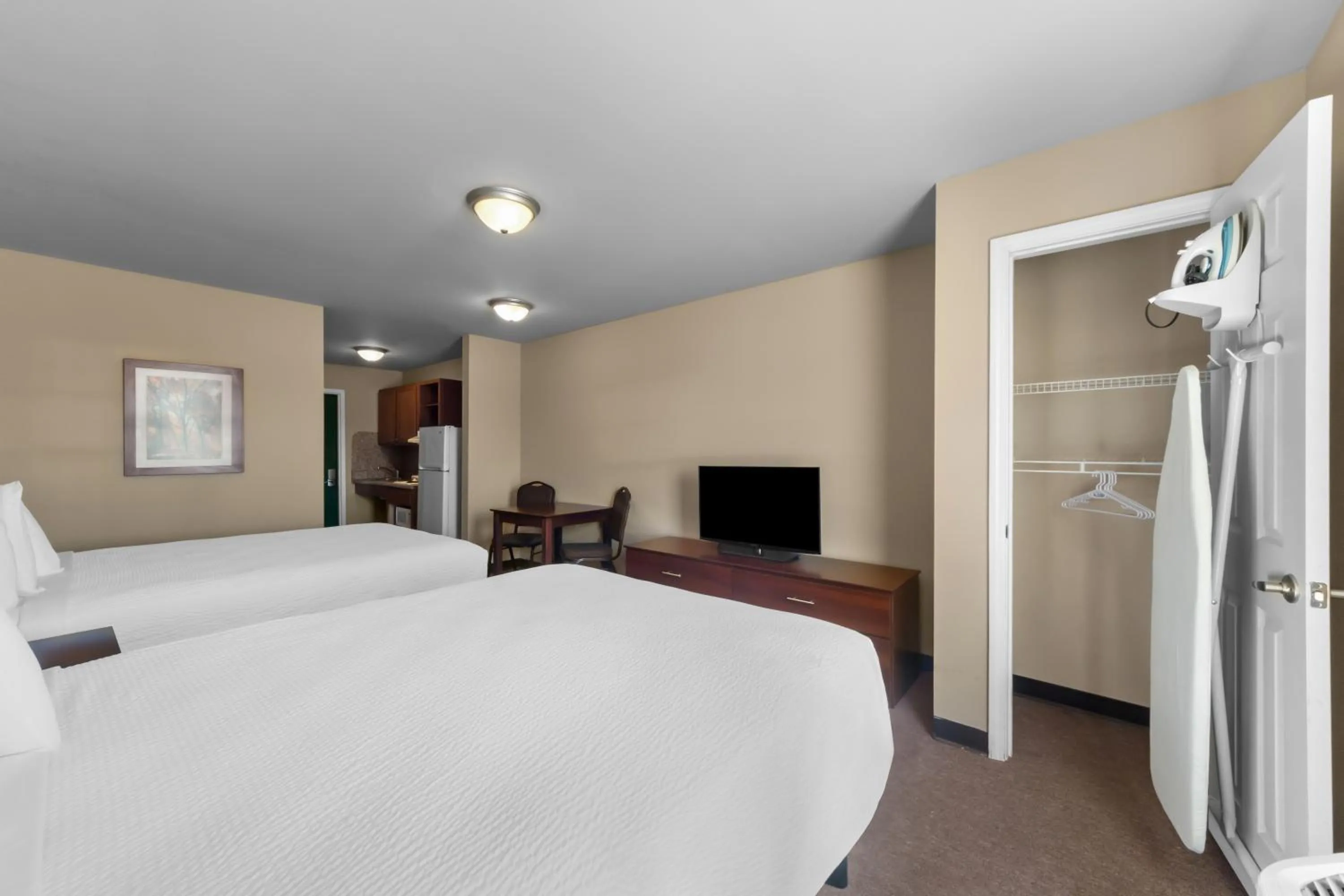 Bedroom, Bed in Risewell Kitchen Suites Pleasanton