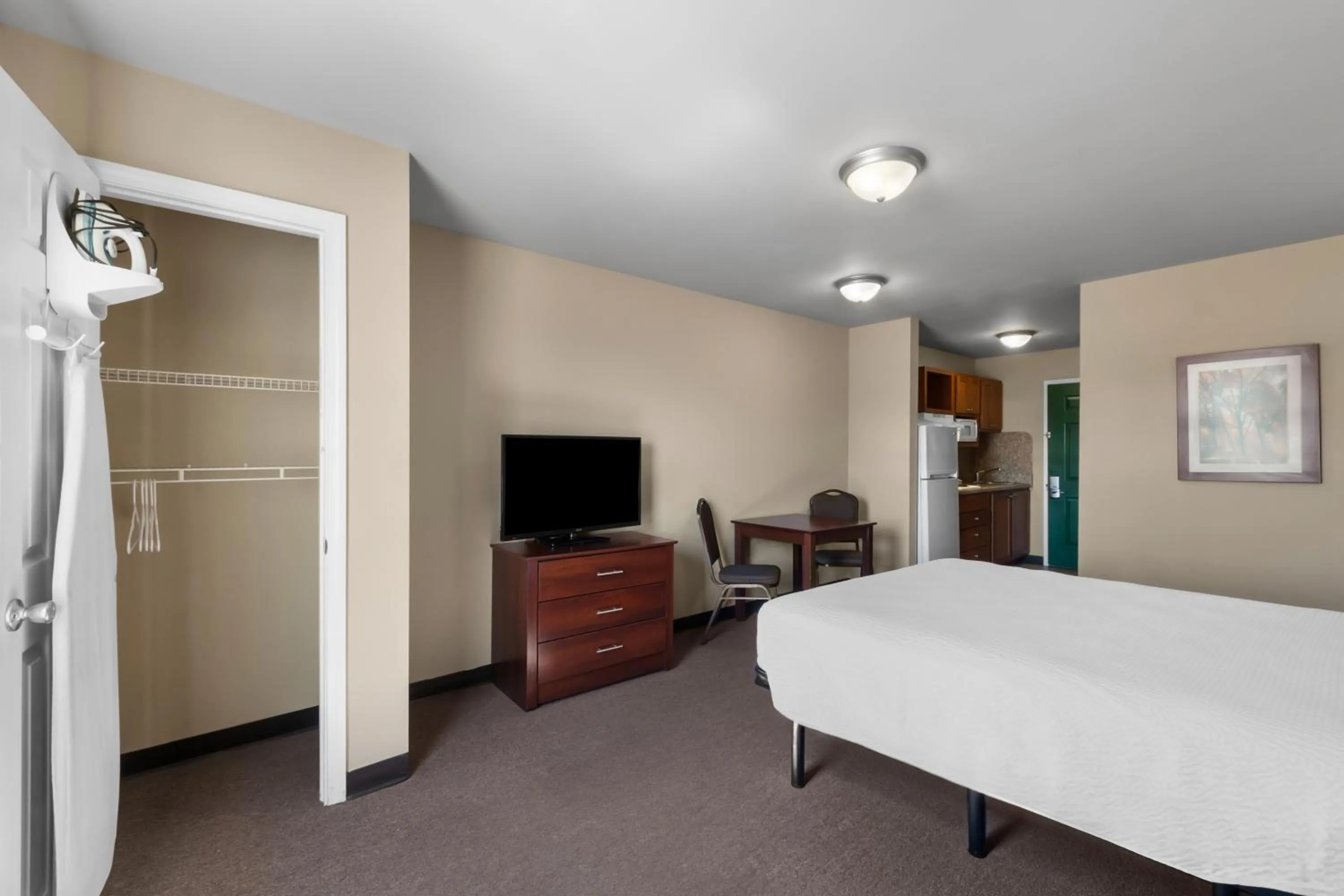 Bedroom, Bed in Risewell Kitchen Suites Pleasanton