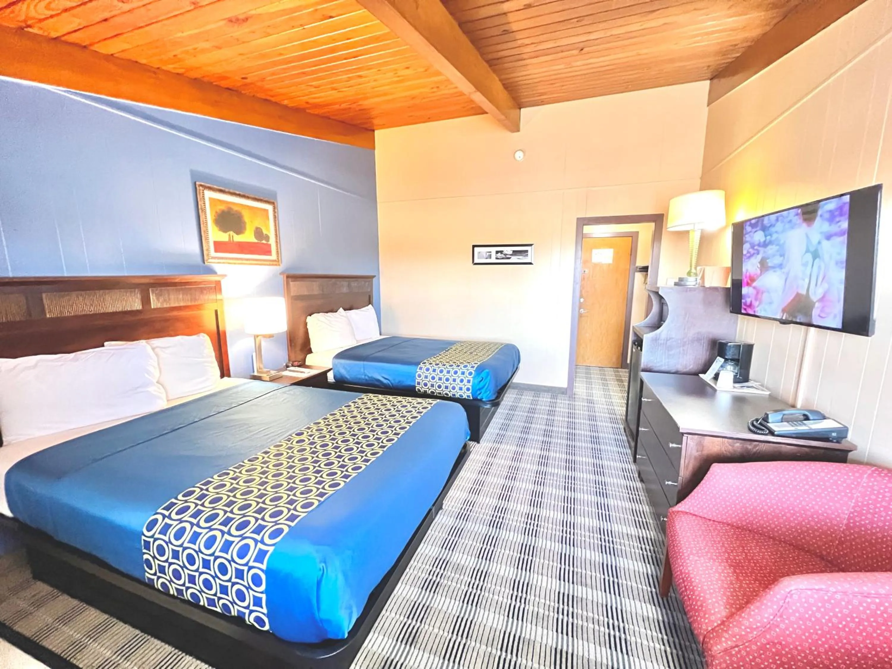 Property building, Bed in The Crossroads Motel