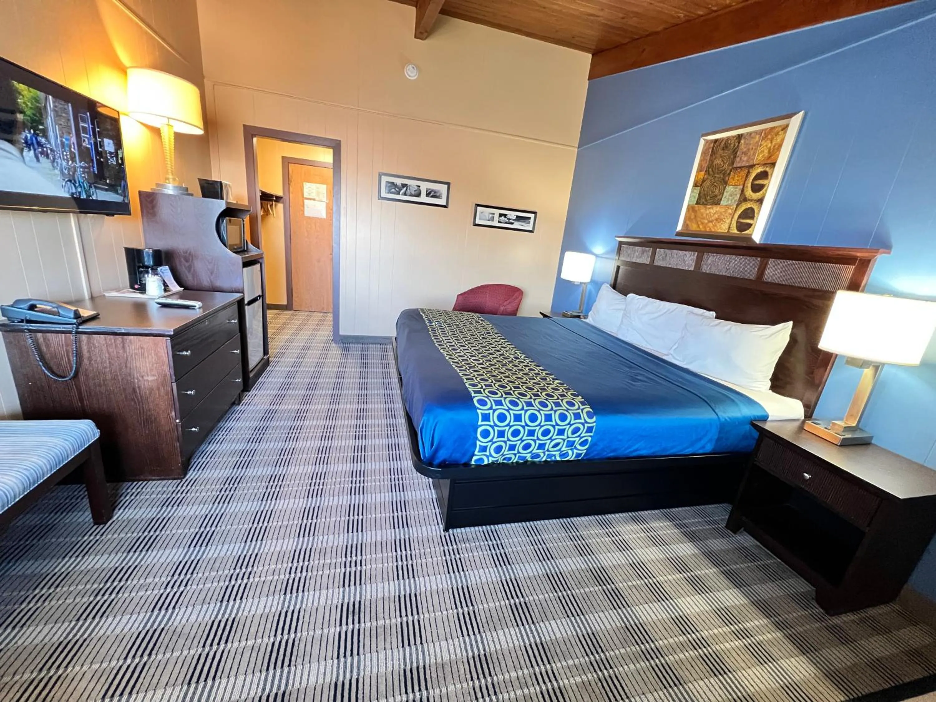 Bed in The Crossroads Motel