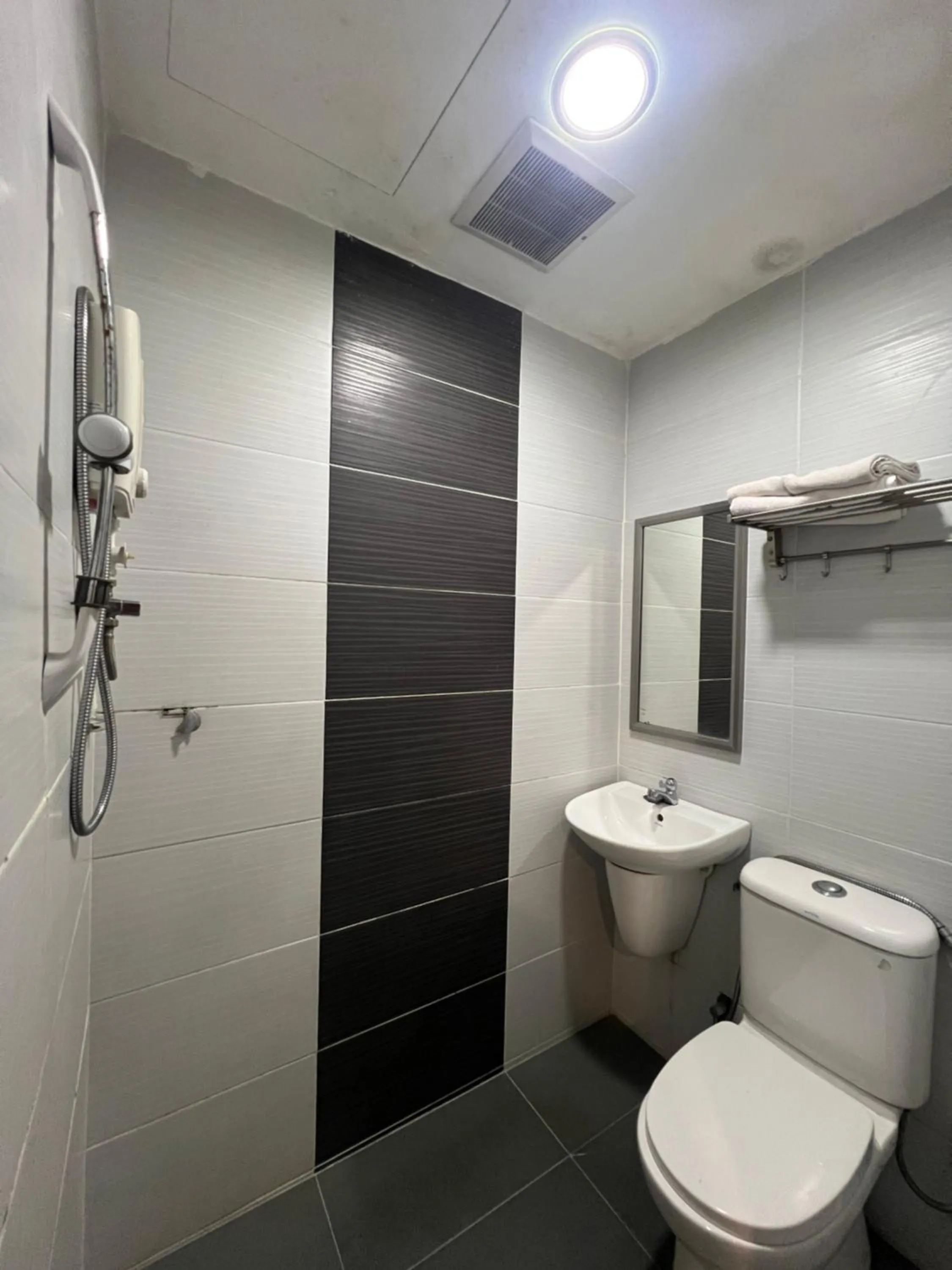 Bathroom in Havona Hotel - Permas Jaya - Self Check-In