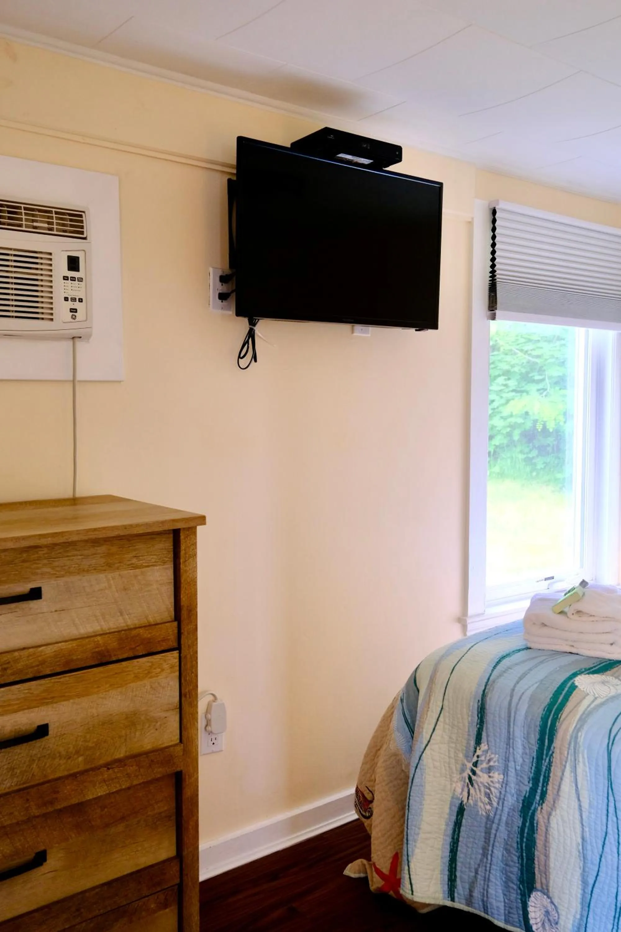 TV and multimedia, Bed in The Landings Inn and Cottages at Old Orchard Beach