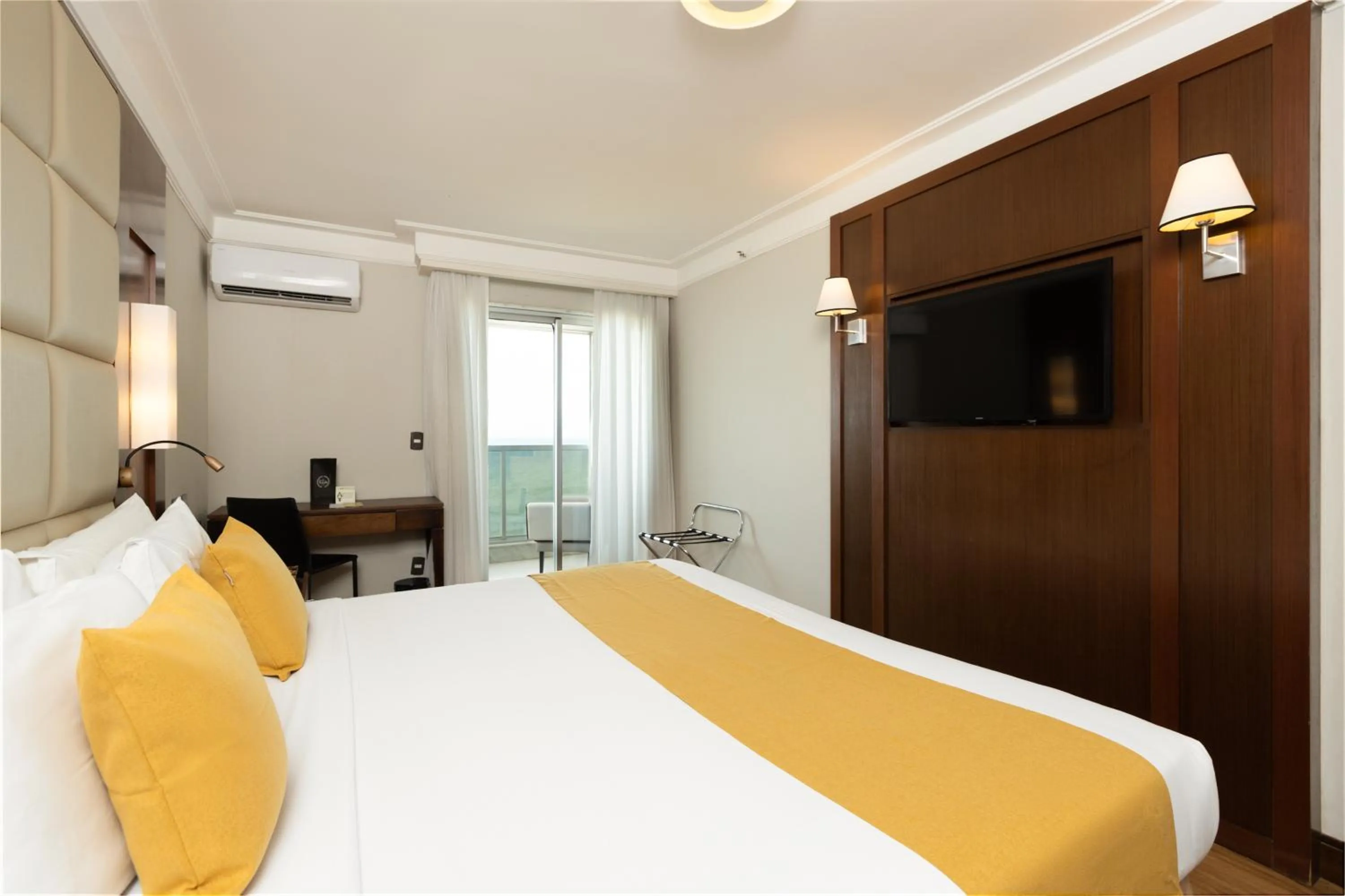 Bed in Royal Atlântica Macaé Hotel