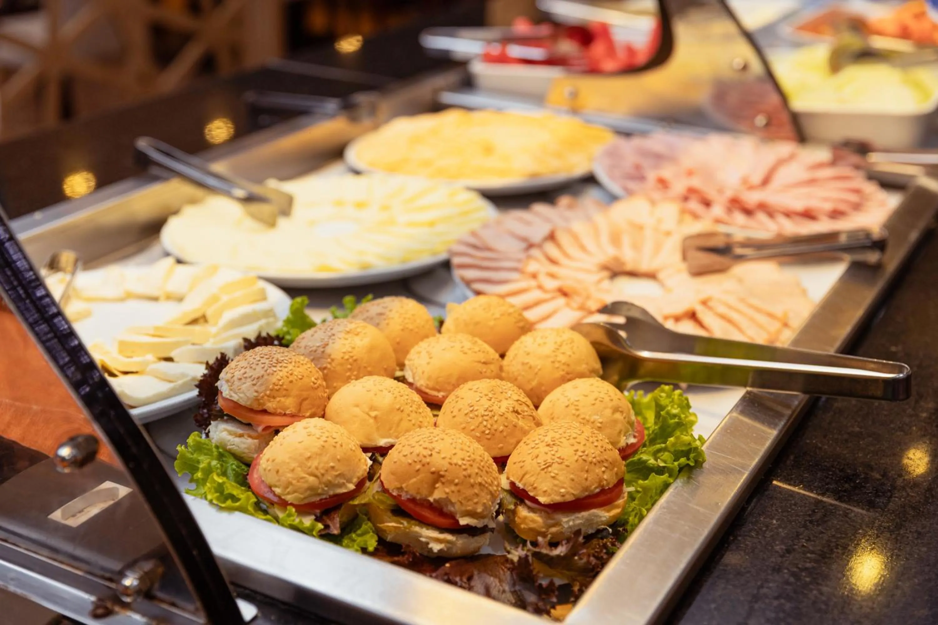 Buffet breakfast in Royal Atlântica Macaé Hotel