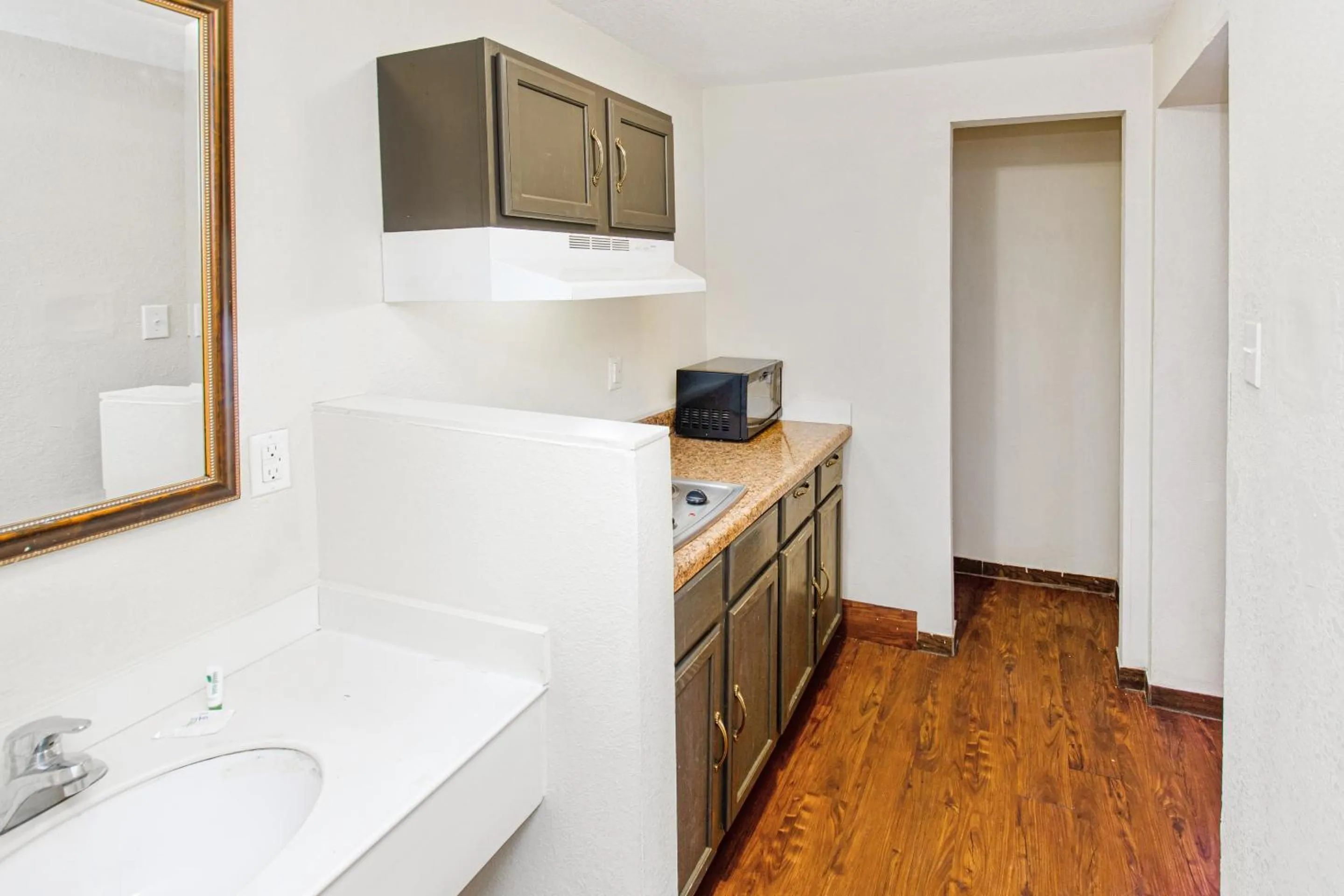 Kitchen or kitchenette in OYO Hotel Blytheville AR I-55