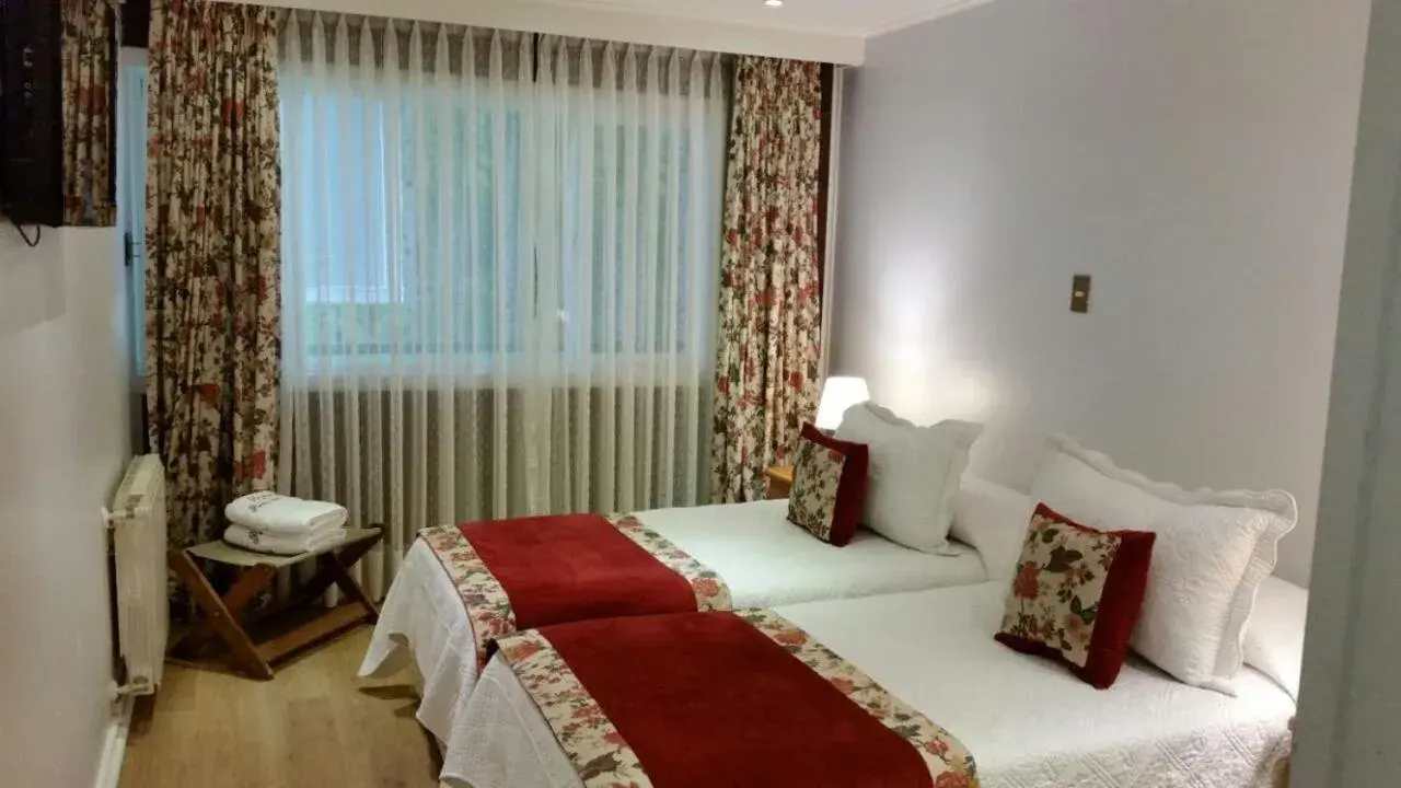 Twin Room with Private Bathroom in Hotel Puerta del Lago Twin Room with Private Bathroom in Hotel Puerta del Lago