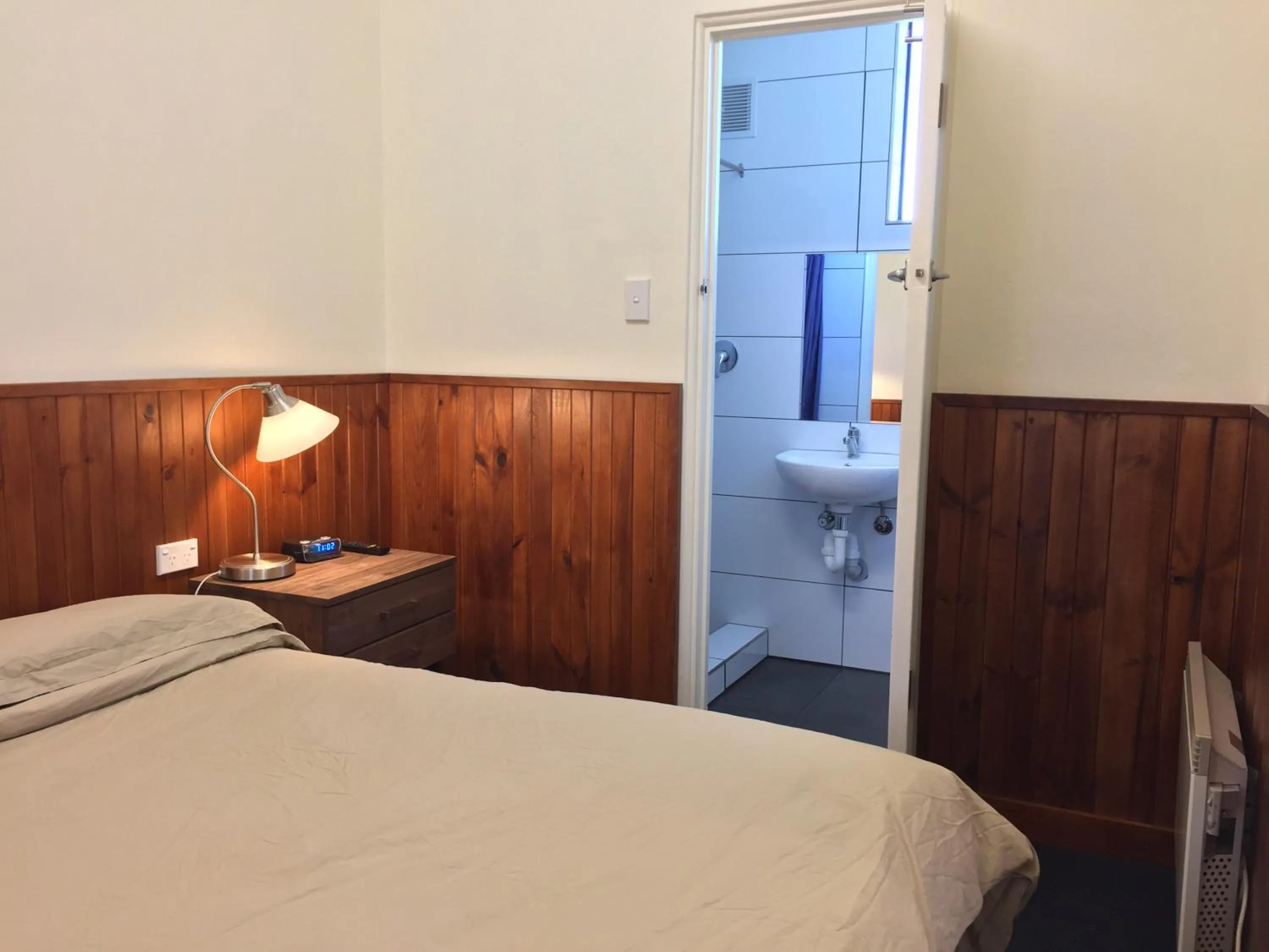 Bed in Lithgow Valley Motel