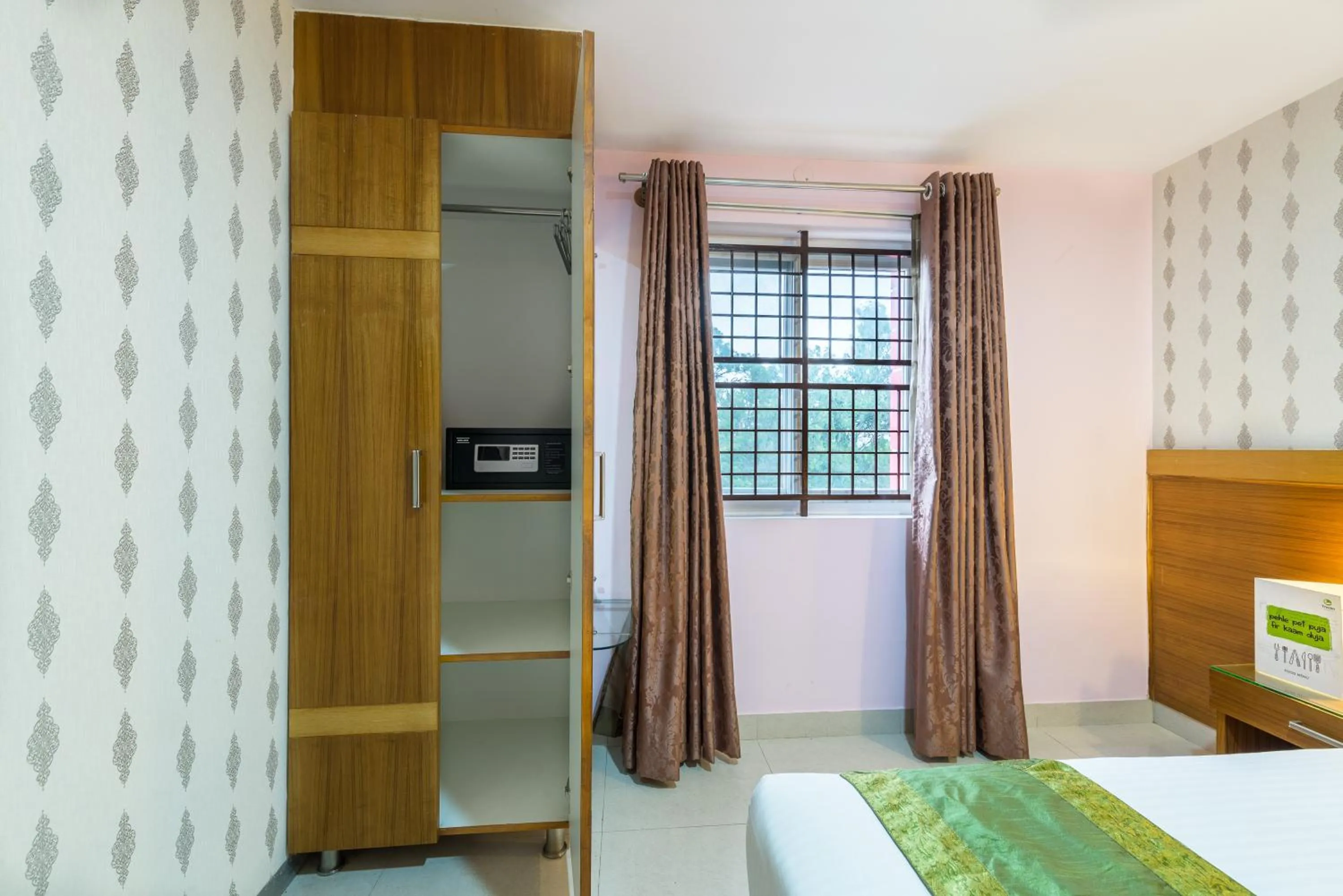 Bedroom, Bed in Treebo Akshaya Lalbagh Inn
