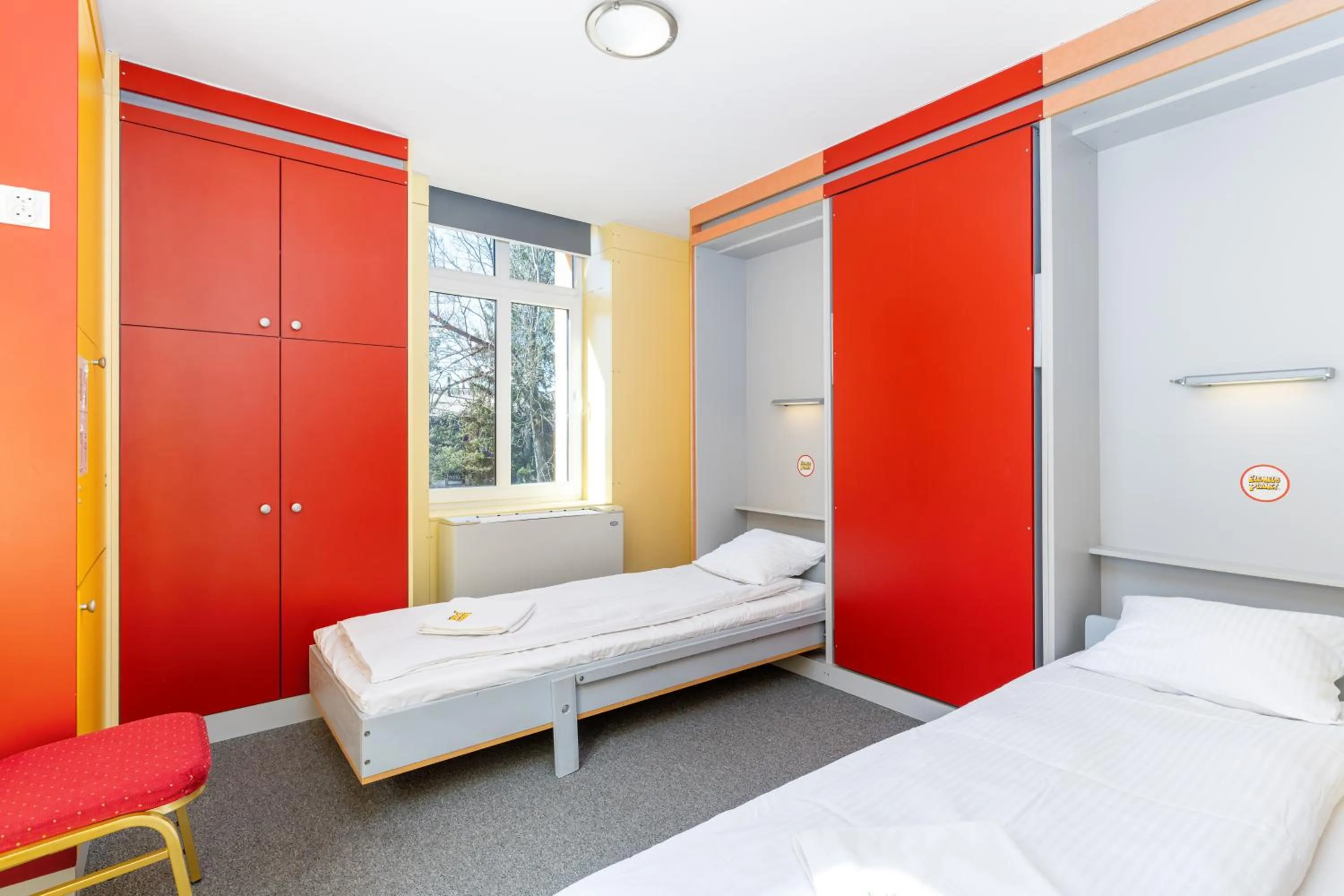 Photo of the whole room, Bed in Elemels Planet