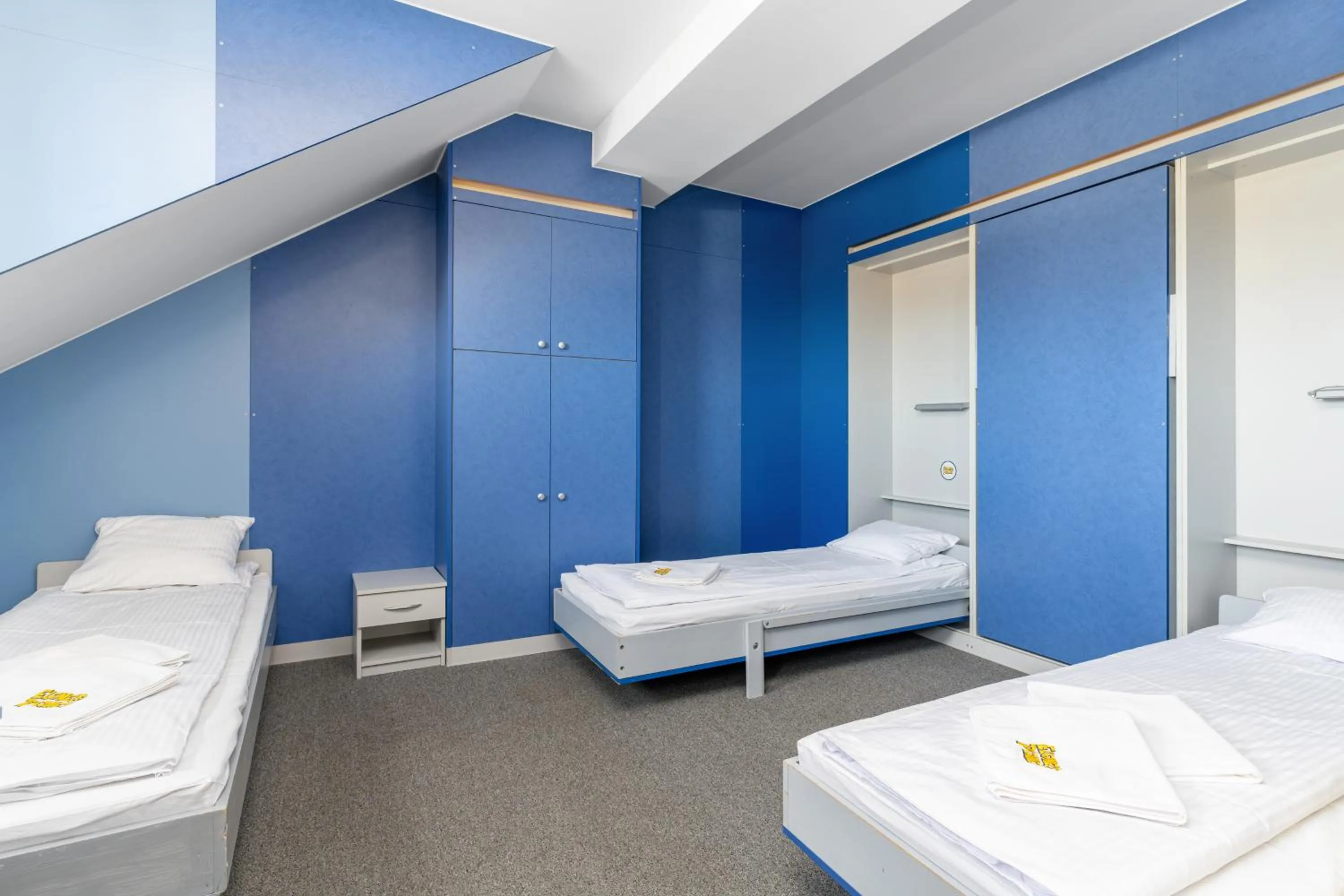 Photo of the whole room, Bed in Elemels Planet