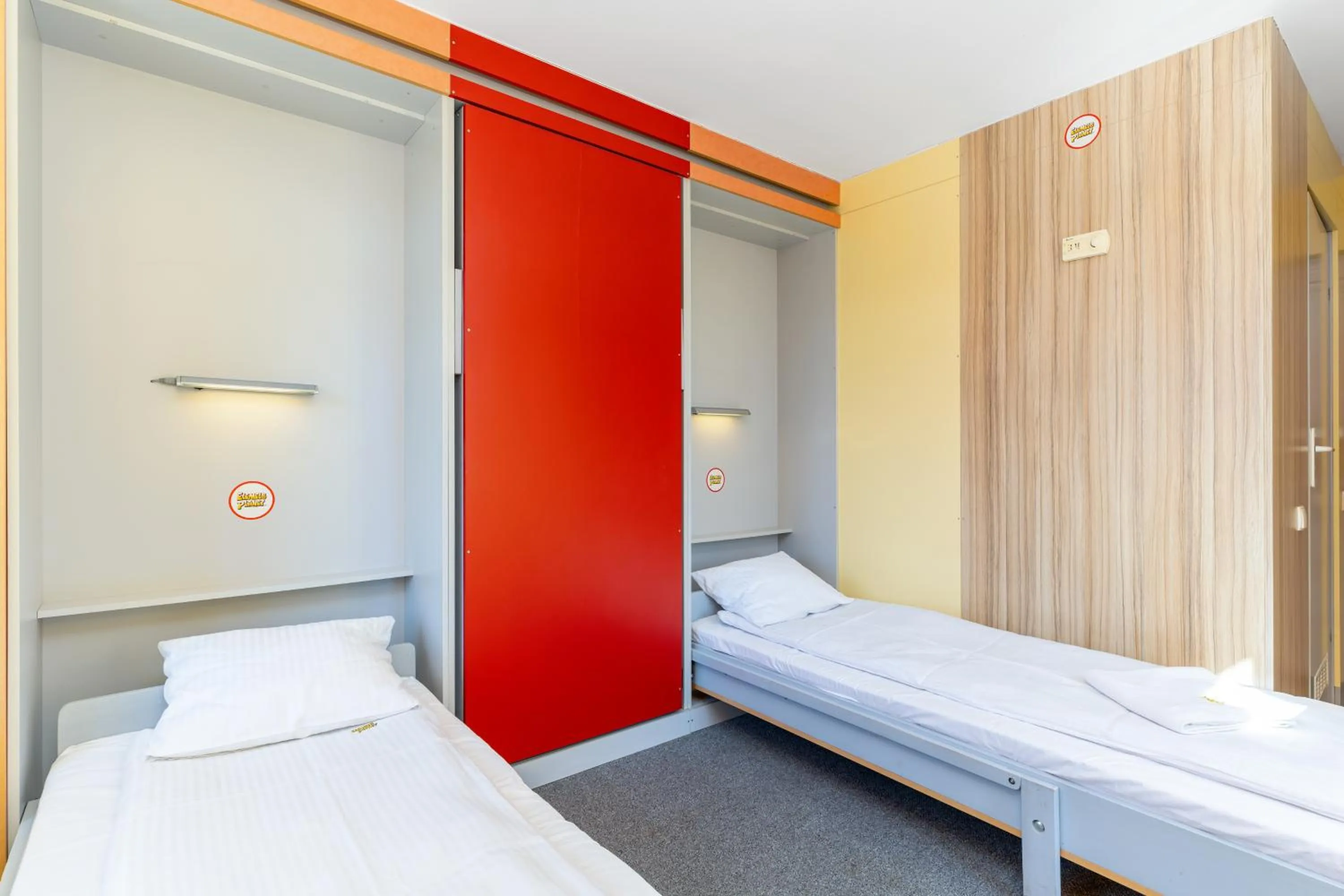 Photo of the whole room, Bed in Elemels Planet