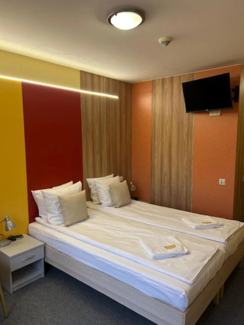 Photo of the whole room, Bed in Elemels Planet