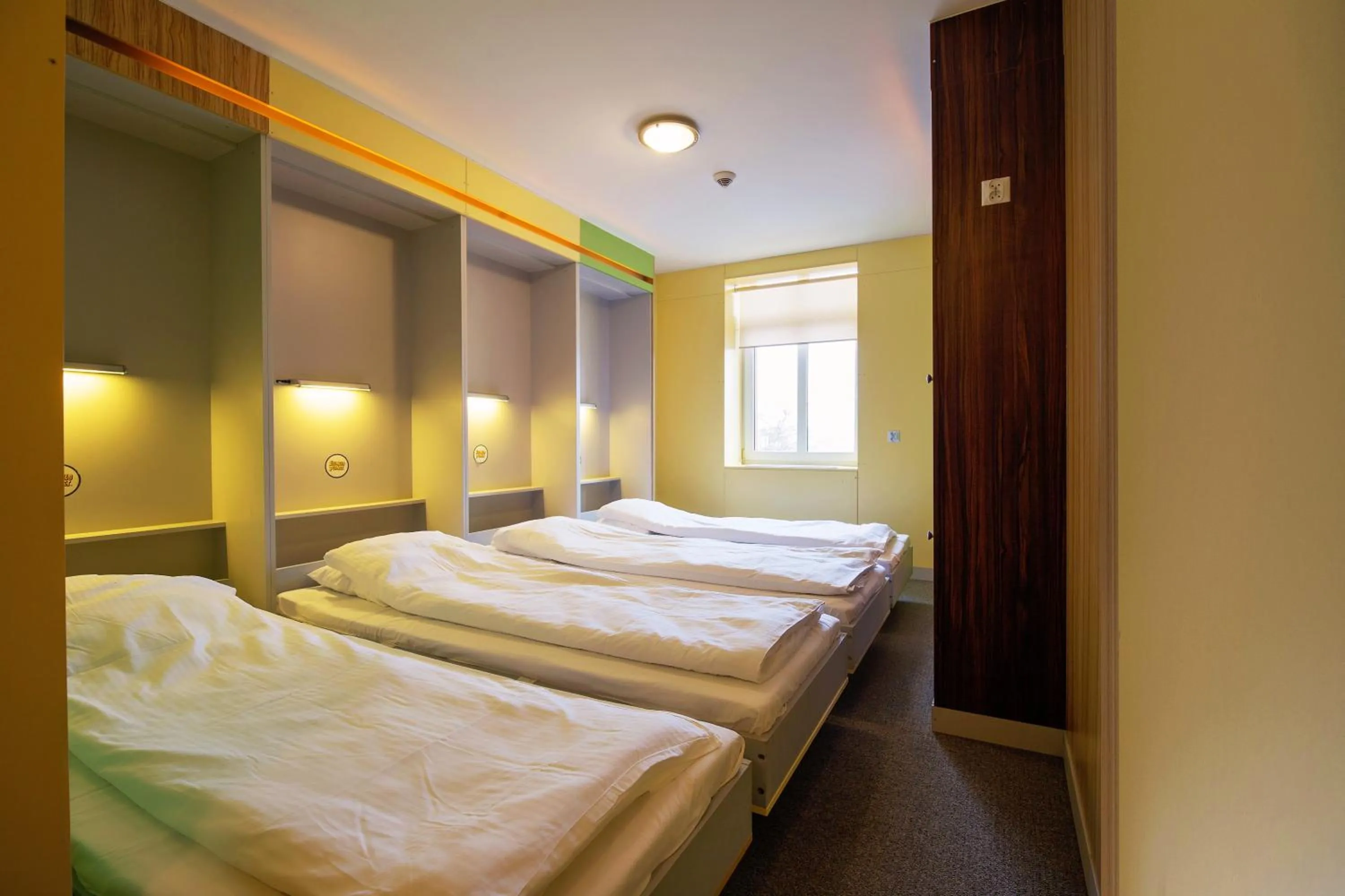 Photo of the whole room, Bed in Elemels Planet