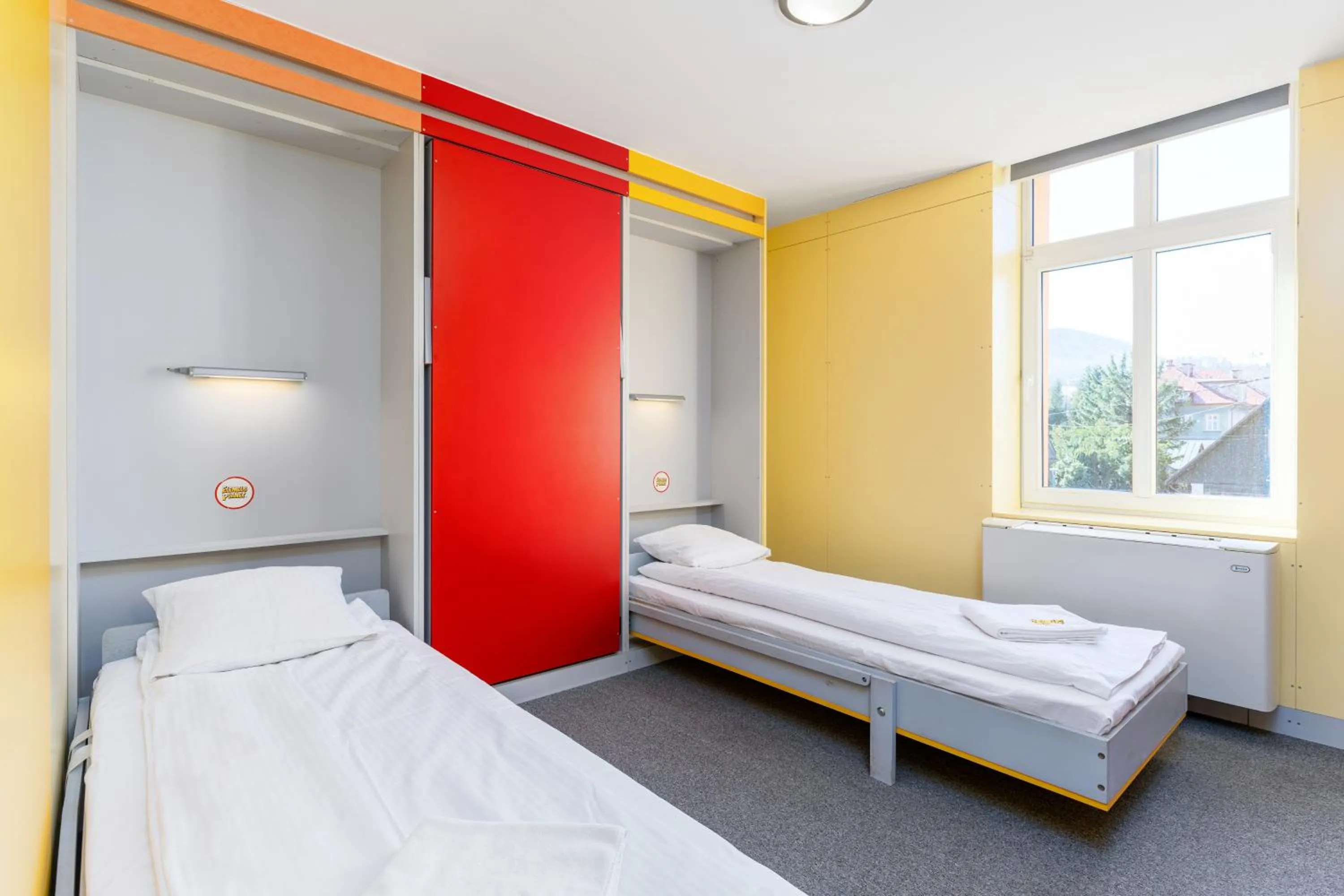 Photo of the whole room, Bed in Elemels Planet