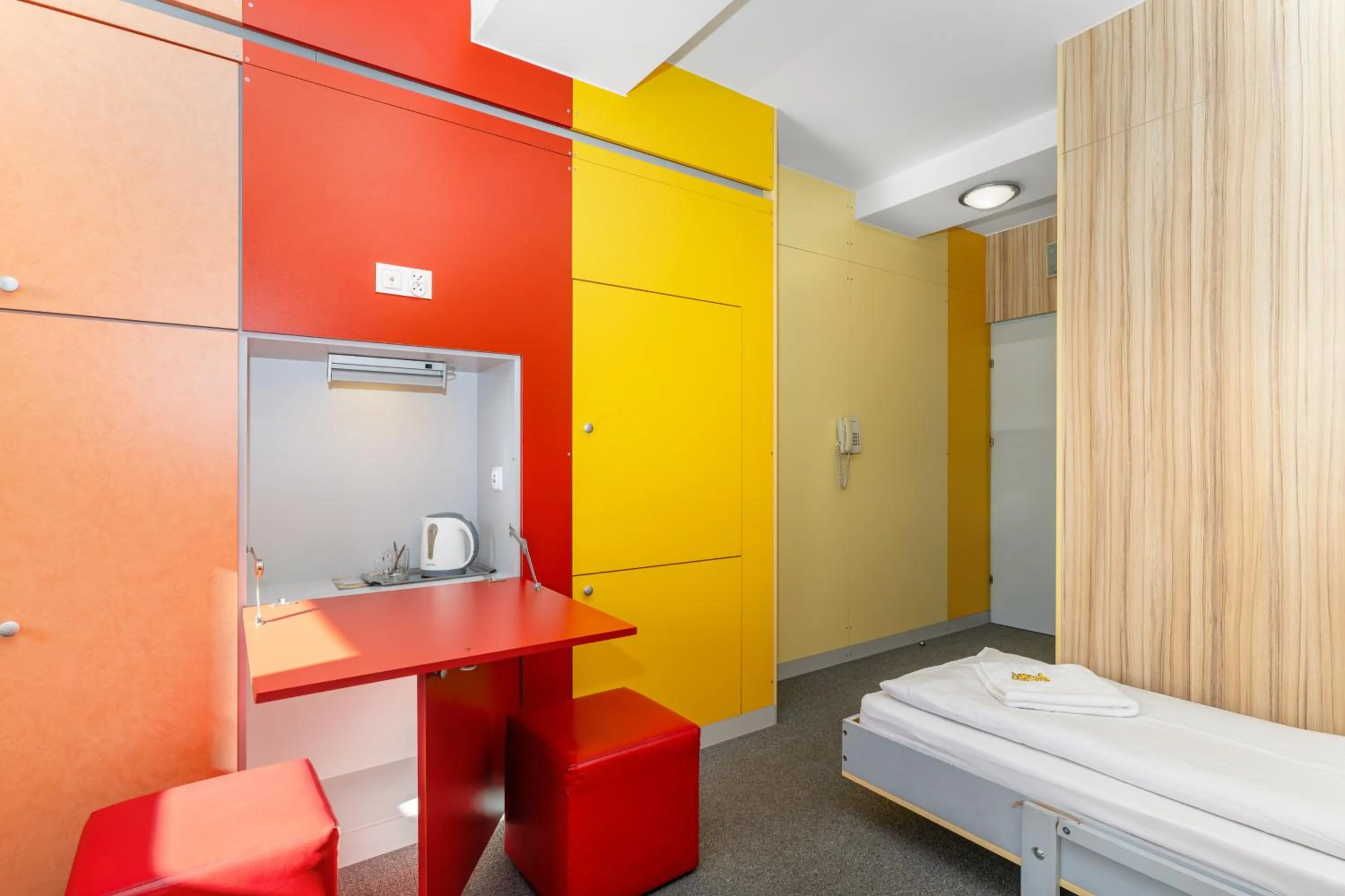 Photo of the whole room, Bed in Elemels Planet